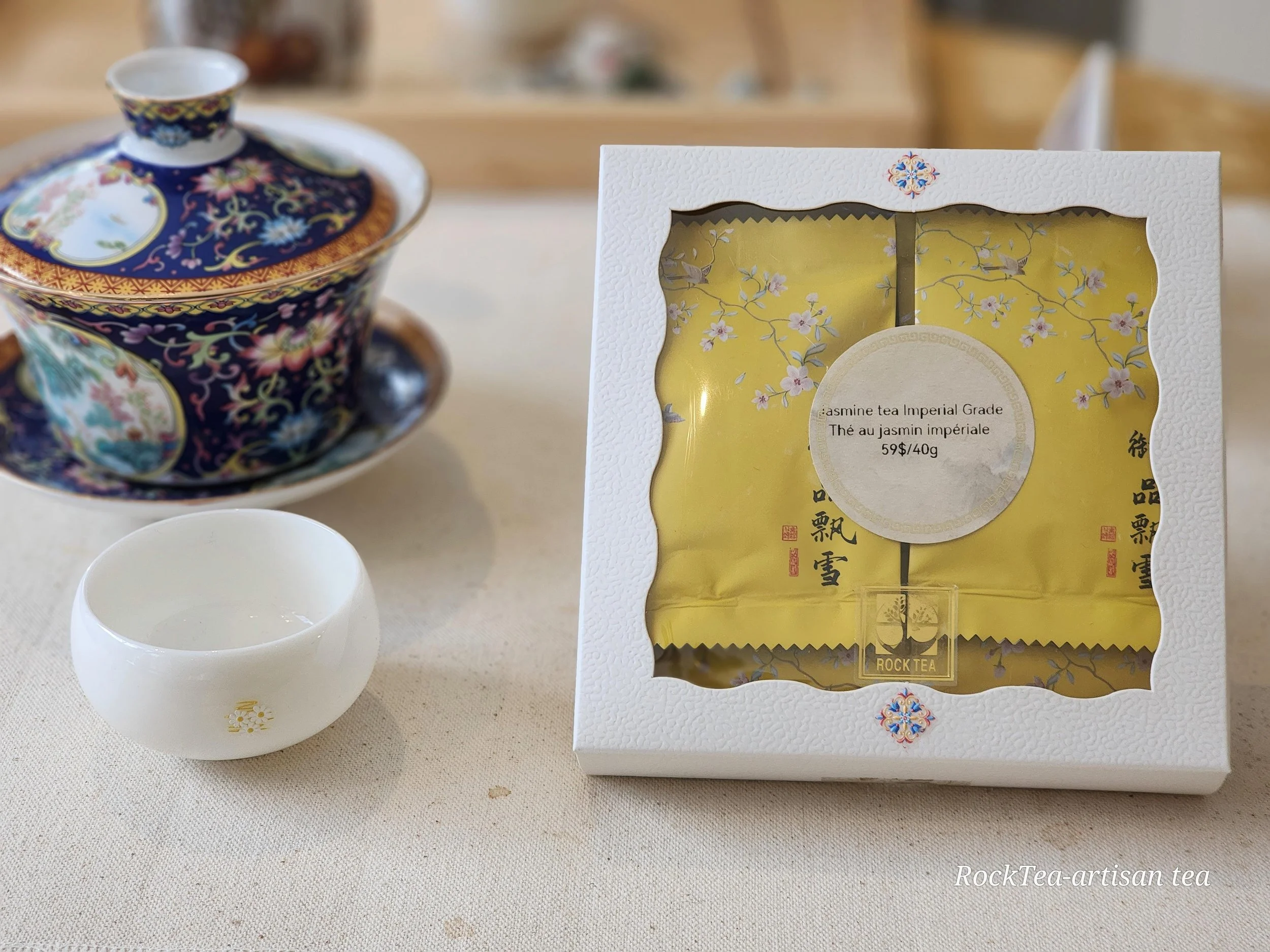 Premium Bi Tan Piao Xue Jamine tea Gift Box from  Thé De Roche, elegant packaging for loose leaf tea lovers.