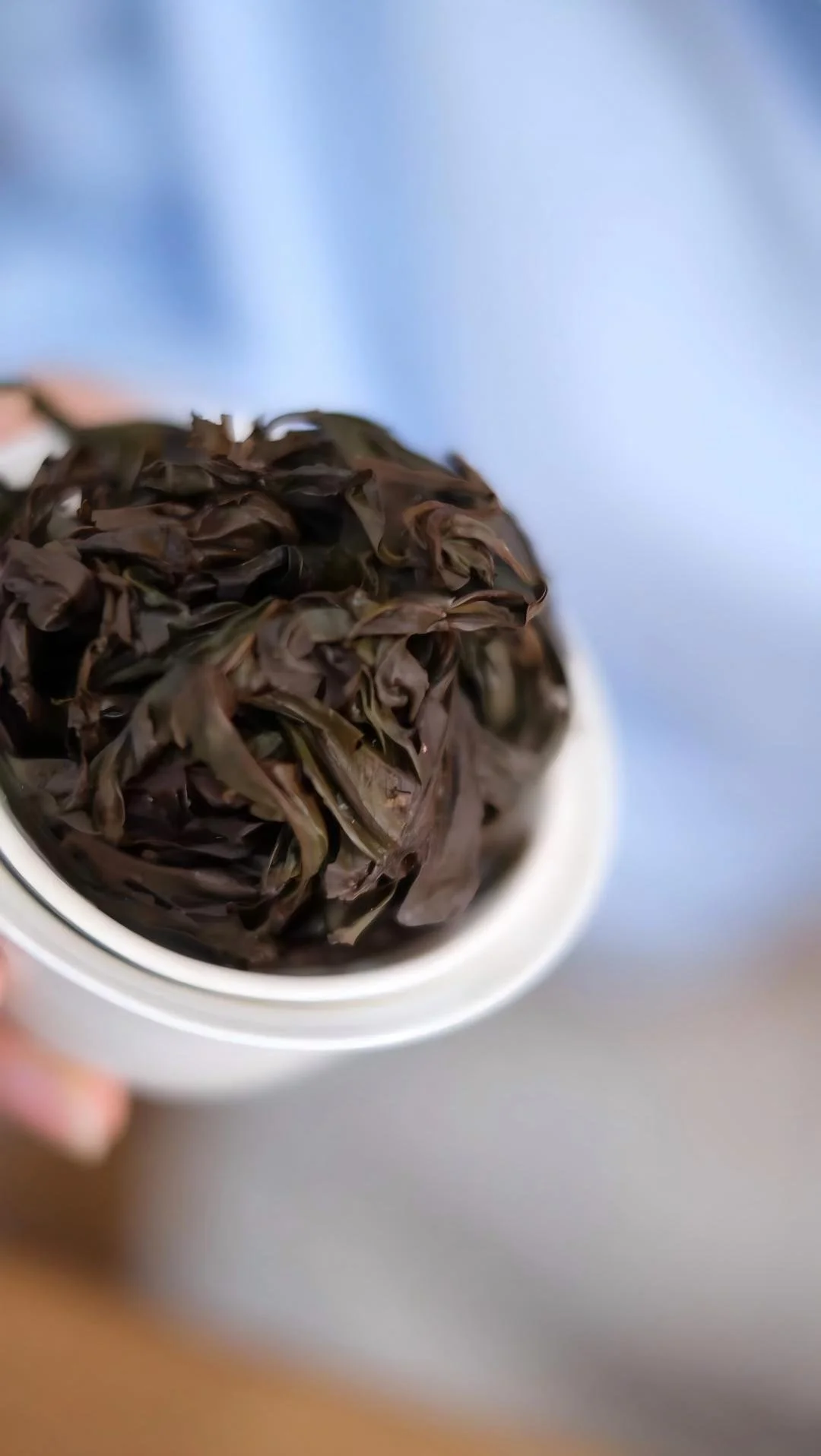 Infused leaves,featuring a thick and supple texture,showcasing the traditional heavy charcoal roastingcraft.