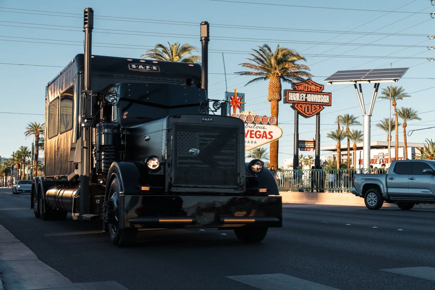 Your foundation matters. 
Before God elevates you, He strengthens what can&rsquo;t be seen. Don&rsquo;t rush the process - deep roots grow in hidden places. 😉

#lasvegas #thesaferig #strengthinfaith #usatruck #customrig