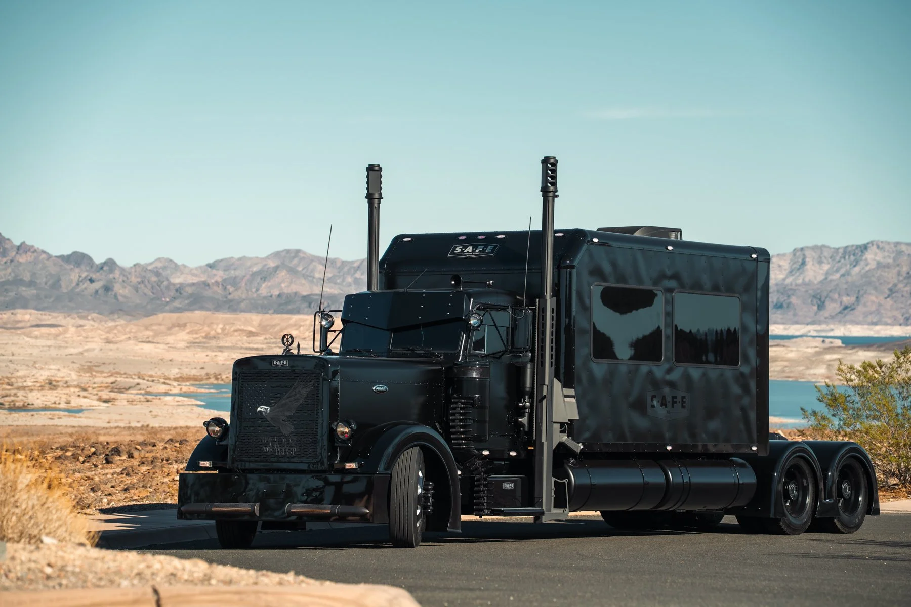 Do not fight your battles with the weapons of this world. What God gives you is stronger - His strength has the power to tear down every barrier the enemy puts in your way. 🙌

#truckinglife #truckpictures #vegasbigrigs #customrig #buildbyfaith #lasv