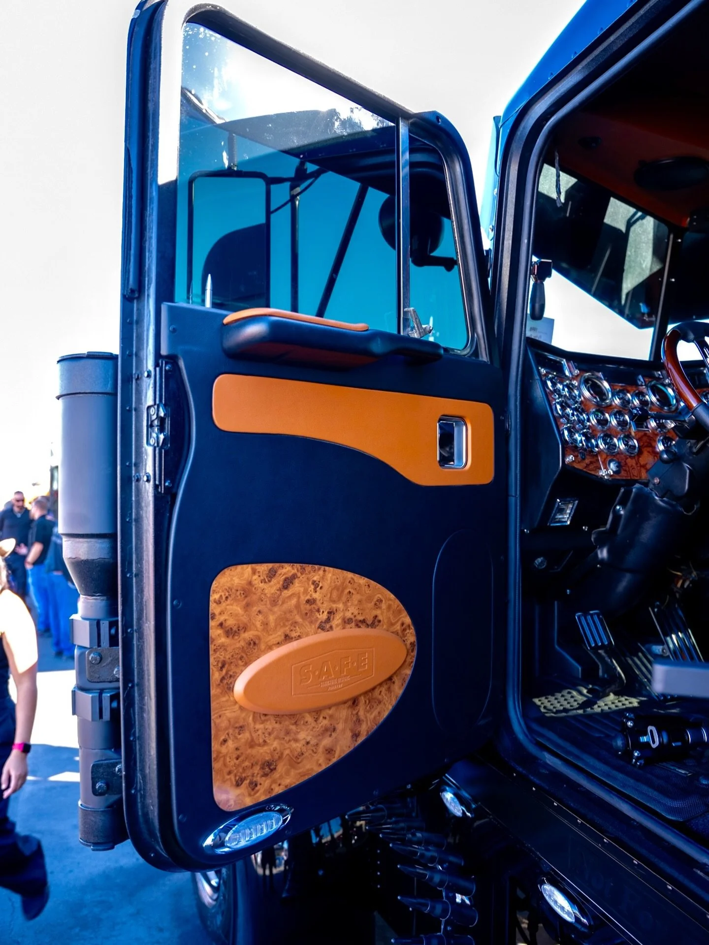 The difference is in the details.🔥
Custom finishes.
Intentional design.
No shortcuts.
When you build it right, it shows, even before you step inside.

#custombuild #riglife #trucklife #disciplinewins #engineeredstrong