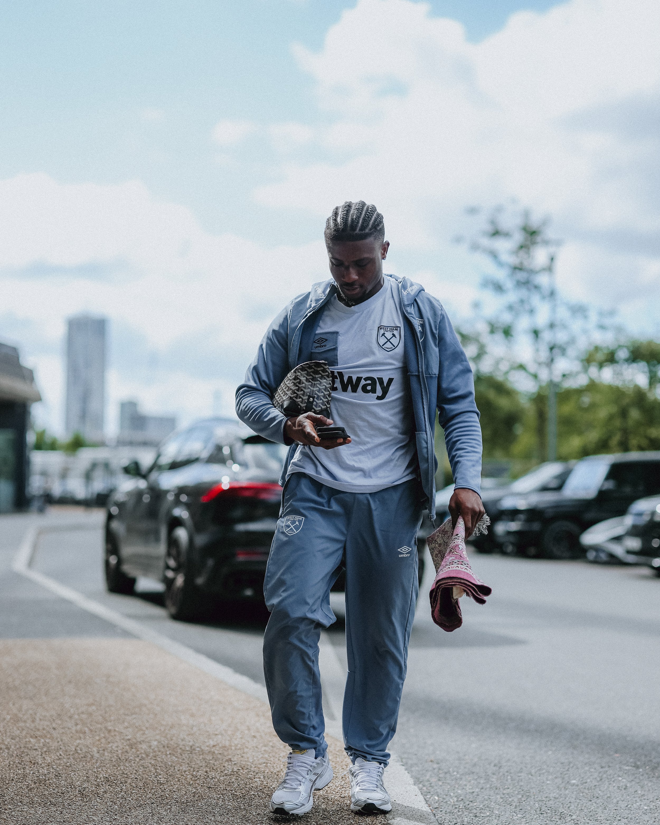 MO - SPURS (H) ARRIVALS.jpg