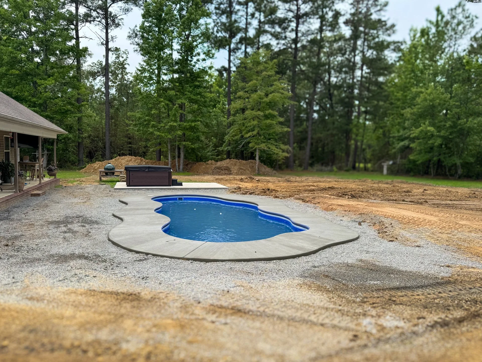 A Creative Design for a Swimming Pool in Southwest Missouri. Proud of Puerto's Construction and our Installation.