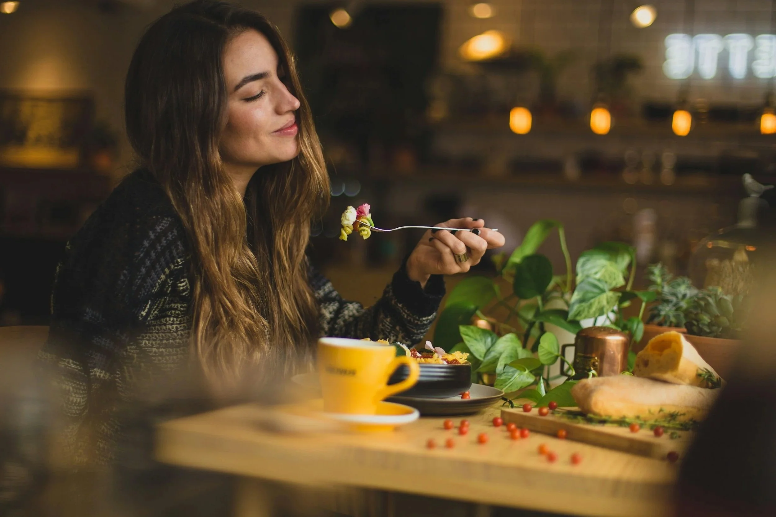 Mujer en control nutricional en OMNA que disfruta de su comida
