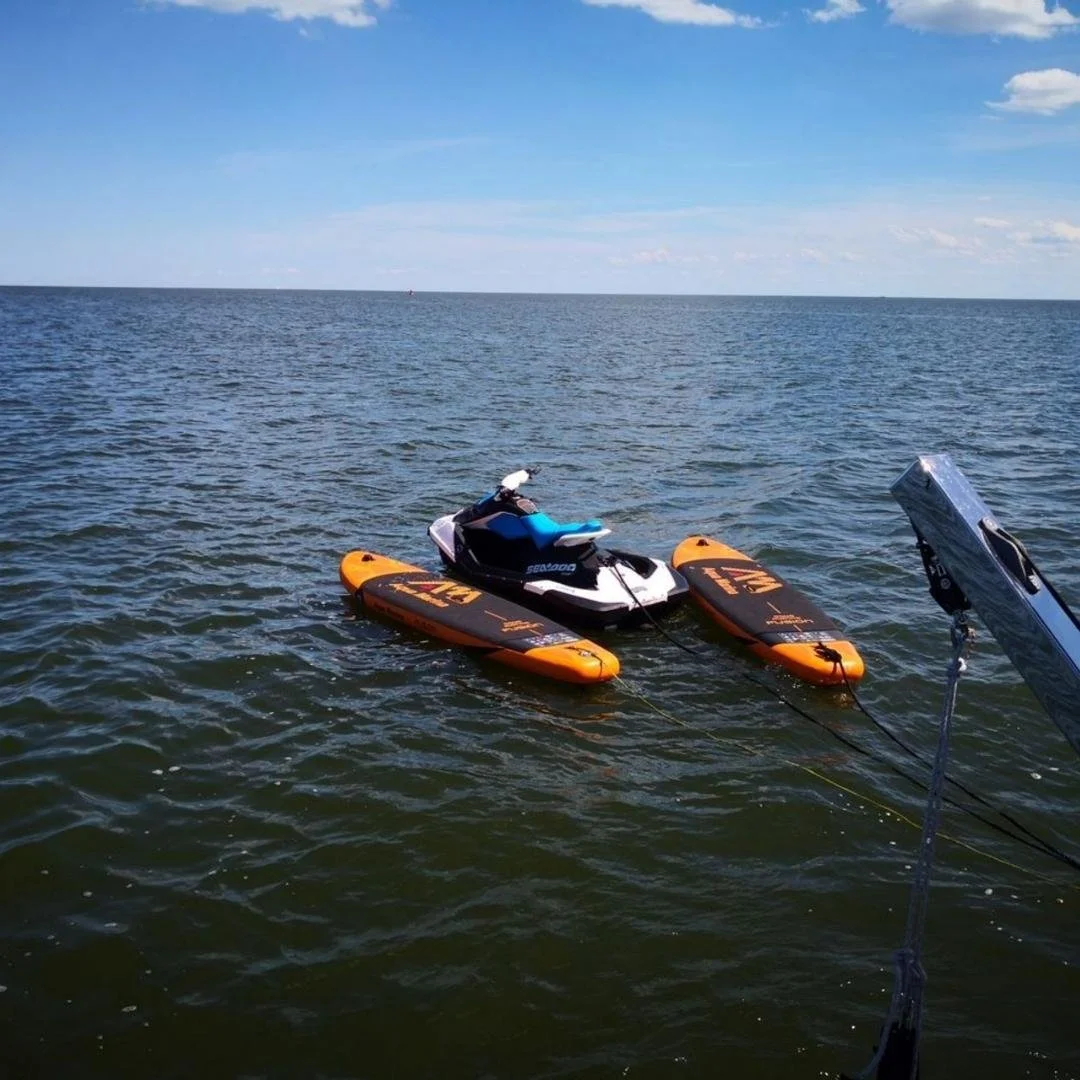 Zwei orange Aqua Marina SUP Boards neben Jetski auf der Ostsee vor Peenemünde