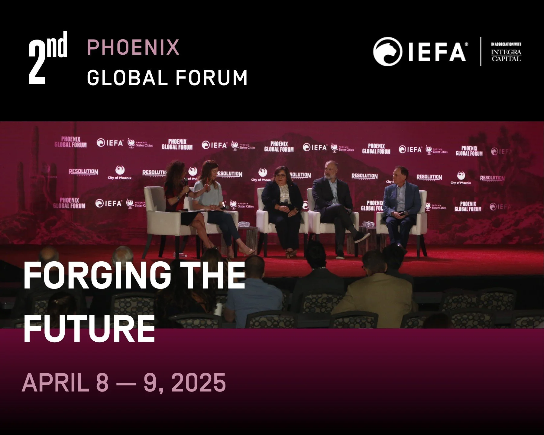 Affiche du 2e Phoenix Global Forum qui s'est tenu les 8 et 9 avril 2025, présentant un panel de discussion sur scène avec cinq intervenants, avec en toile de fond les logos et les sponsors de l'événement.