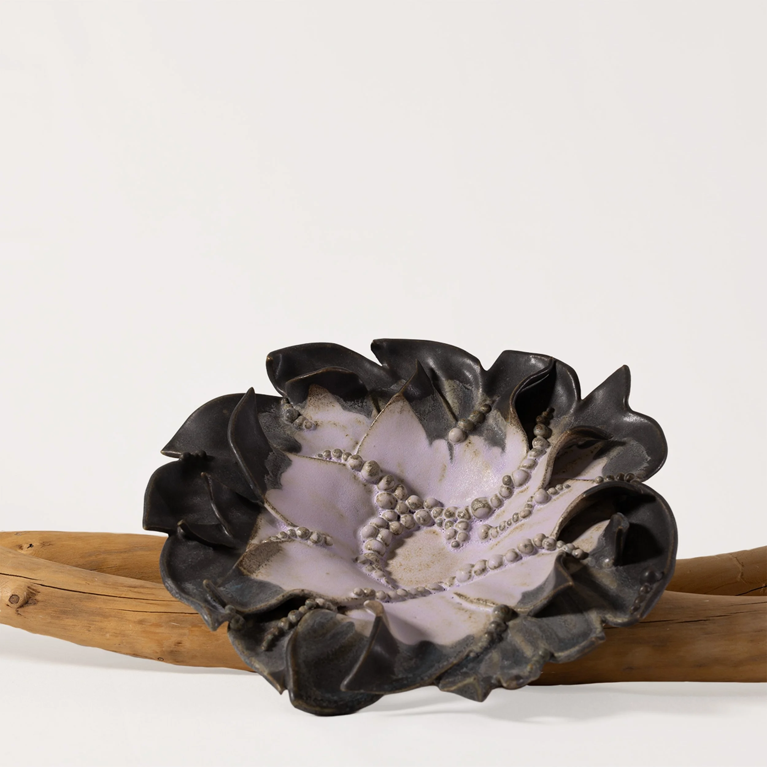 'Violetti-musta kukka' veistosastia