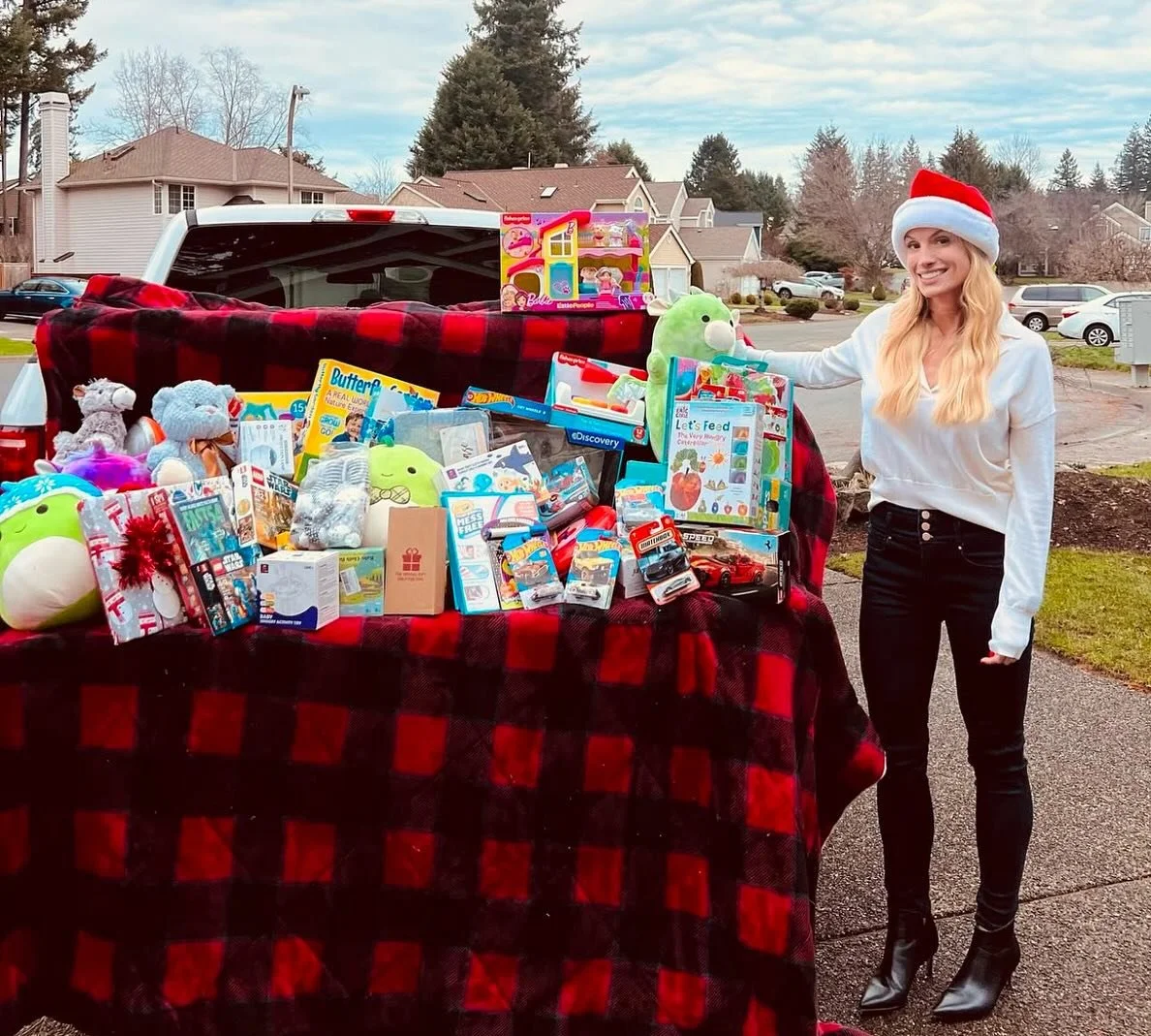 Happy National Philanthropy Day! 🖤

Giving back is one of my favorite holiday traditions. We&rsquo;re so excited to announce our 6th annual holiday lights contest and toy drive! Even if you&rsquo;re not in our participating neighborhood (Klahanie), 
