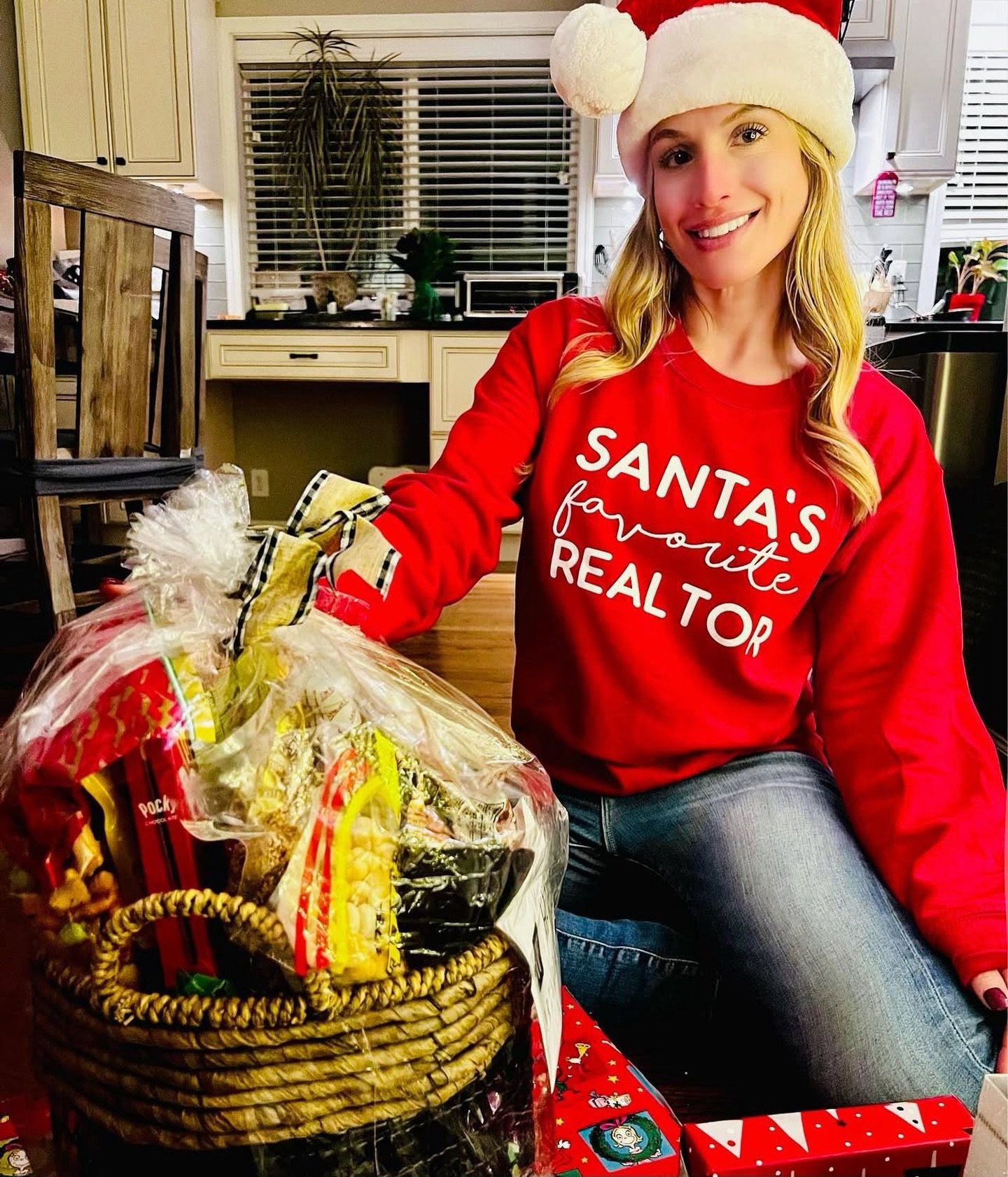 It&rsquo;s that time of year&hellip;🎄✨So jolly to be announcing our 6th annual holiday lighting contest for Klahanie! We&rsquo;ve got some pretty spectacular prizes this year &amp; YOU get to be the judge! ❄️❄️❄️ 

👉🏻 Please send all submissions b