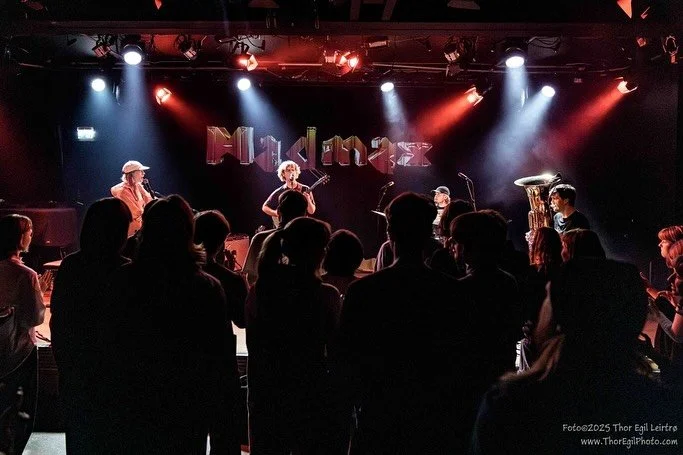 Ærede Instagram, metas høyborg. Vi har æren av å spille to konserter under @oslojazz neste uke!! ❤️‍🔥🪩
• Onsdag 13.aug 21:30 @ Herr Nilsen
• Torsdag 14.aug 21:30 @blaaoslo / Himmel
Bilder av @thoregilphoto f
