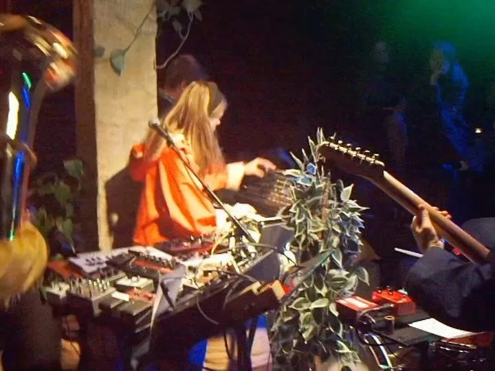 vi hadde det helt kanon på debutkonserten vår på @lokal.trhm for noen uker siden!!🪩🏖️🤘vår alles kjære @cardioguro hjalp oss å styre litt lys, og til vår store overraskelse fanga hun også en del av ra