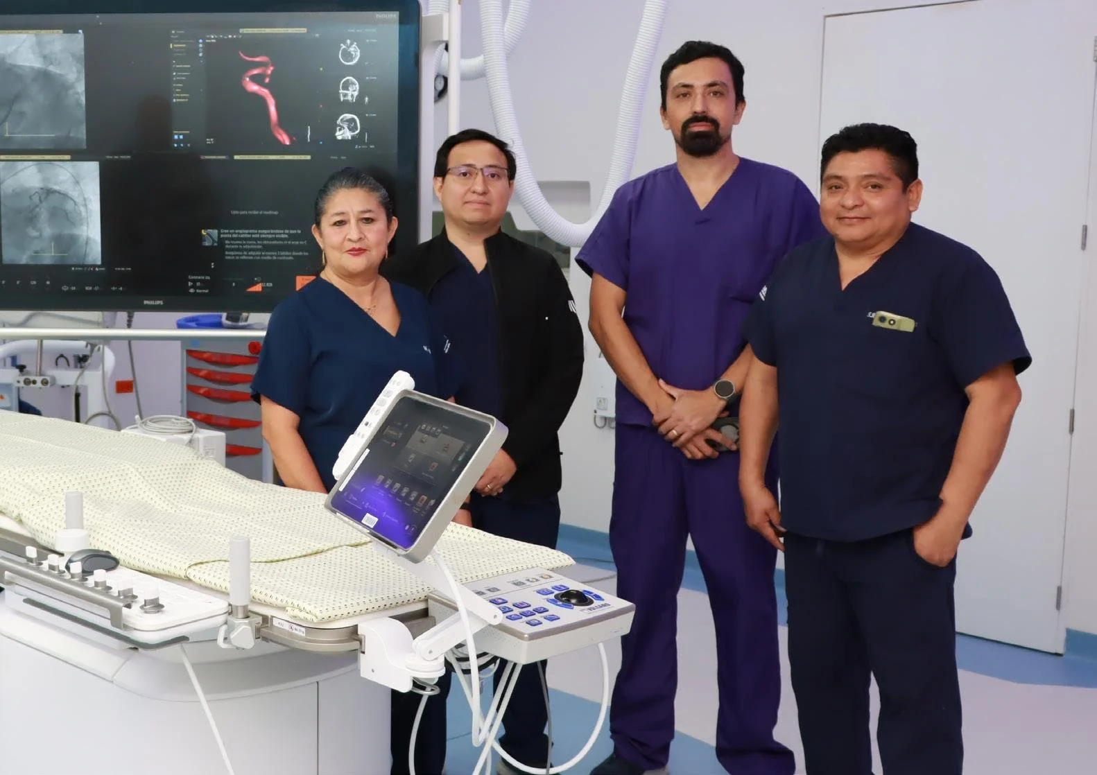  L.E. Ángela Cobá Ek; L.E. André Canul Pech; T.R. José Dominguez y T.R. Alberto Novelo, equipo del Centro de Cateterismo e Intervencionismo de Enfermedades Cardiovasculares. 