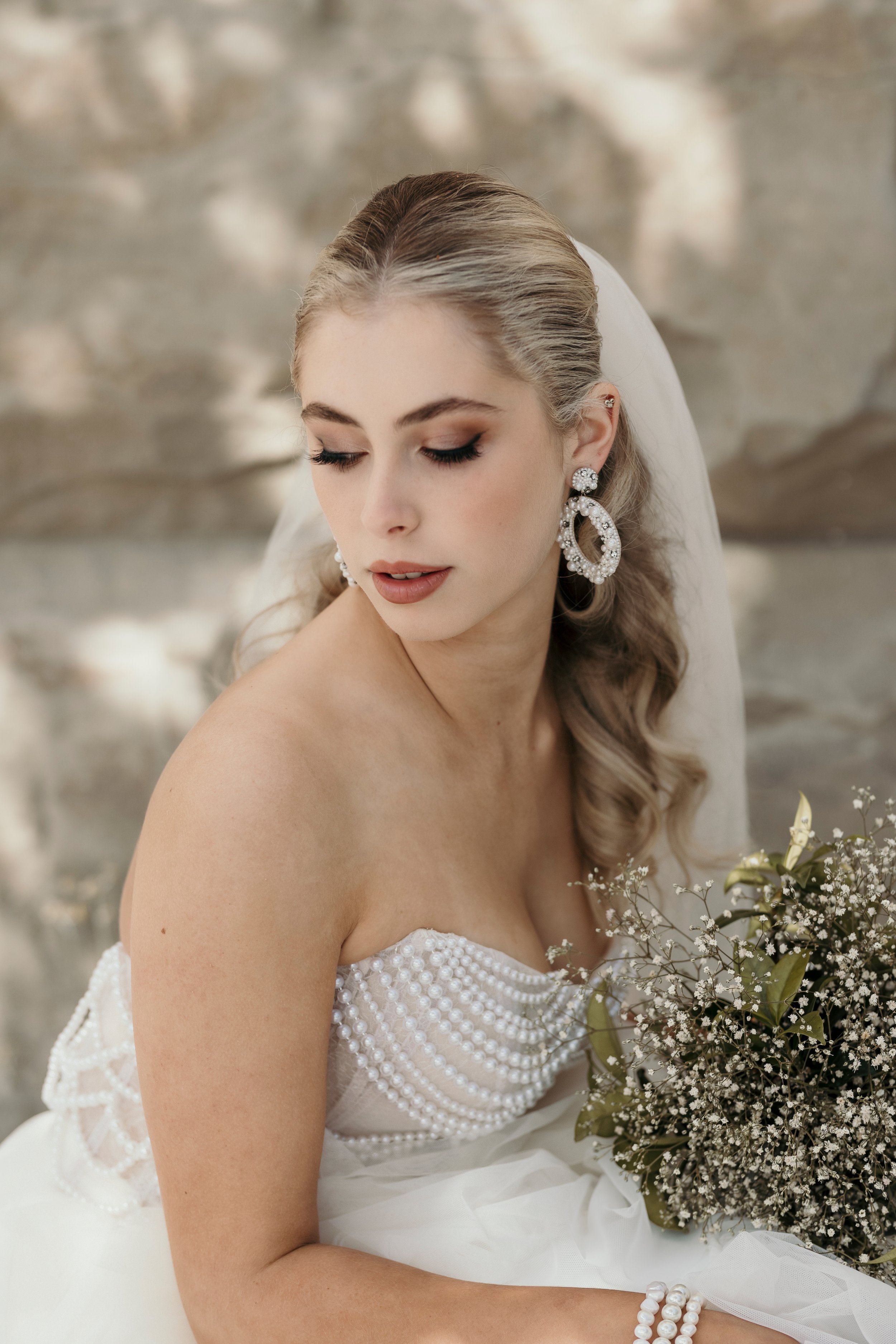 Rita Jacinto: Elegant bridal look with pearls and soft glam in Lisbon.