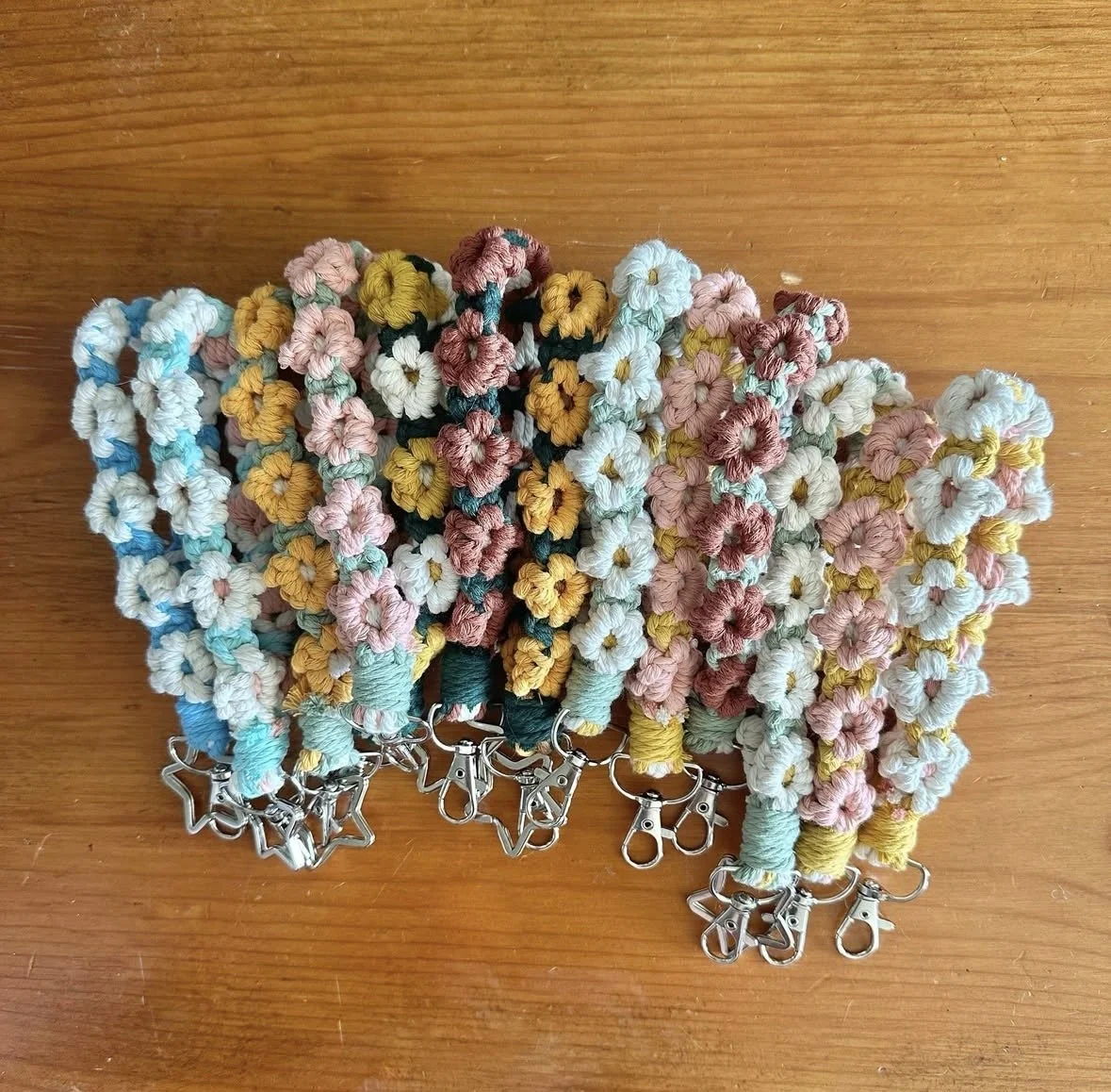Flower_Wristlets_Macrame.jpg