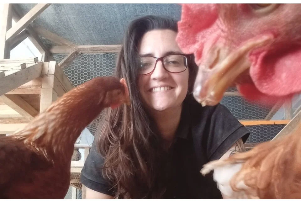 DOS ANIMALES DOS: LA BÚFALA Y LA GALLINA 