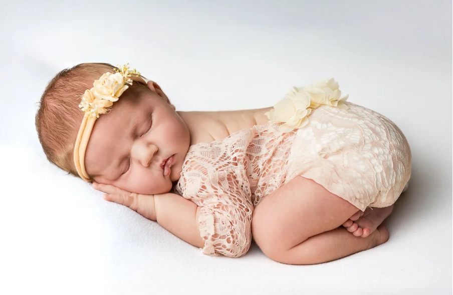 In-Home vs Studio Newborn Photography: Which Is Best for Your Baby?&nbsp;