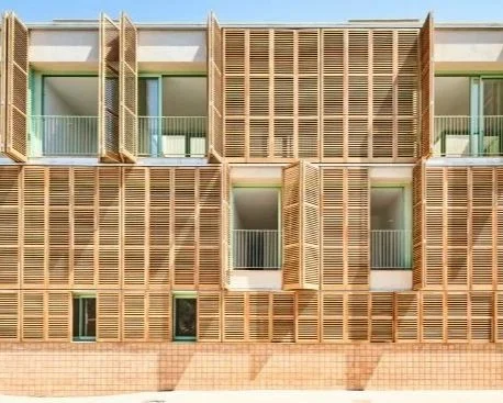 alventosa-morell-arquitectes-joan-j-fortuny-giro-jose-hevia-building-of-54-social-housing-in-inca-balearic-islands+sombras+en+fachadas.jpg