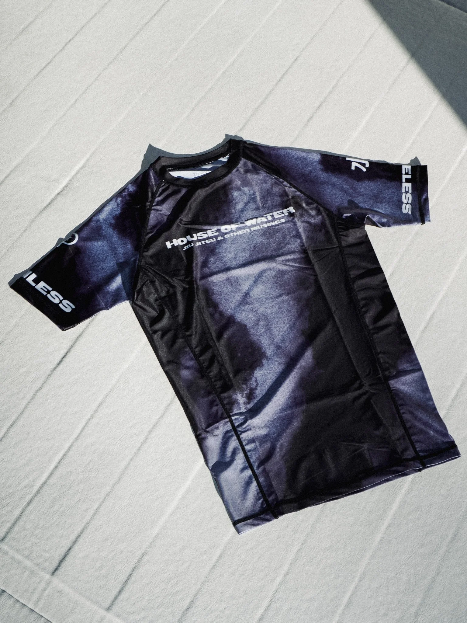 White Wash Short Sleeve Rashguard in Charcoal