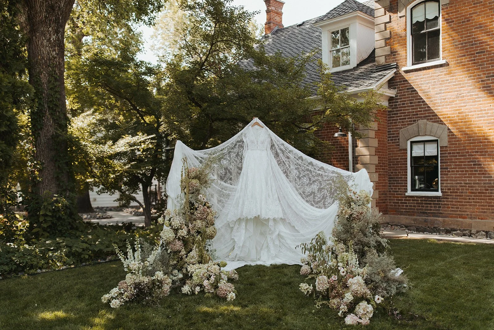 lace-wedding-dress-anique-wedding-dress-vintage-wedding-dress-garden-wedding-utah-utah-wedding-florist-affordable-wedding-florist-utah.jpg