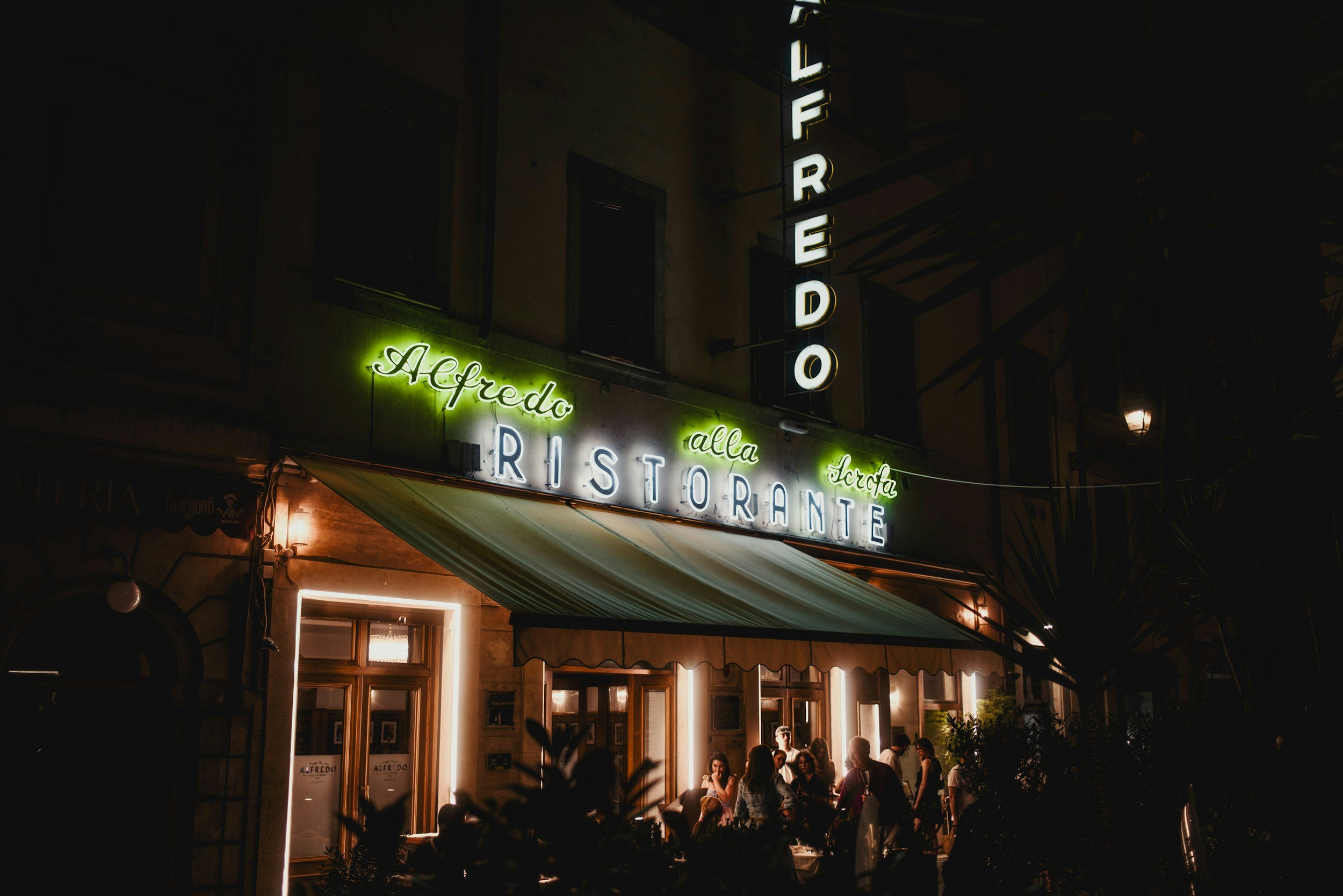 How to Eat Out or Travel on Ozempic or Mounjaro Without Feeling Unwell