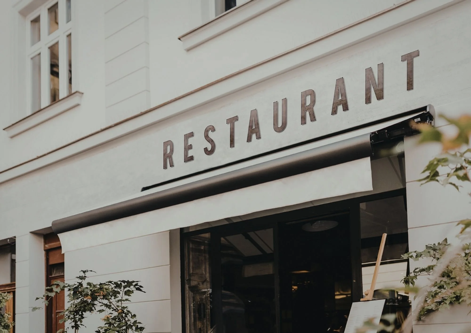 Eating out and travel tips for Ozempic and Mounjaro users on GLP-1 medication
