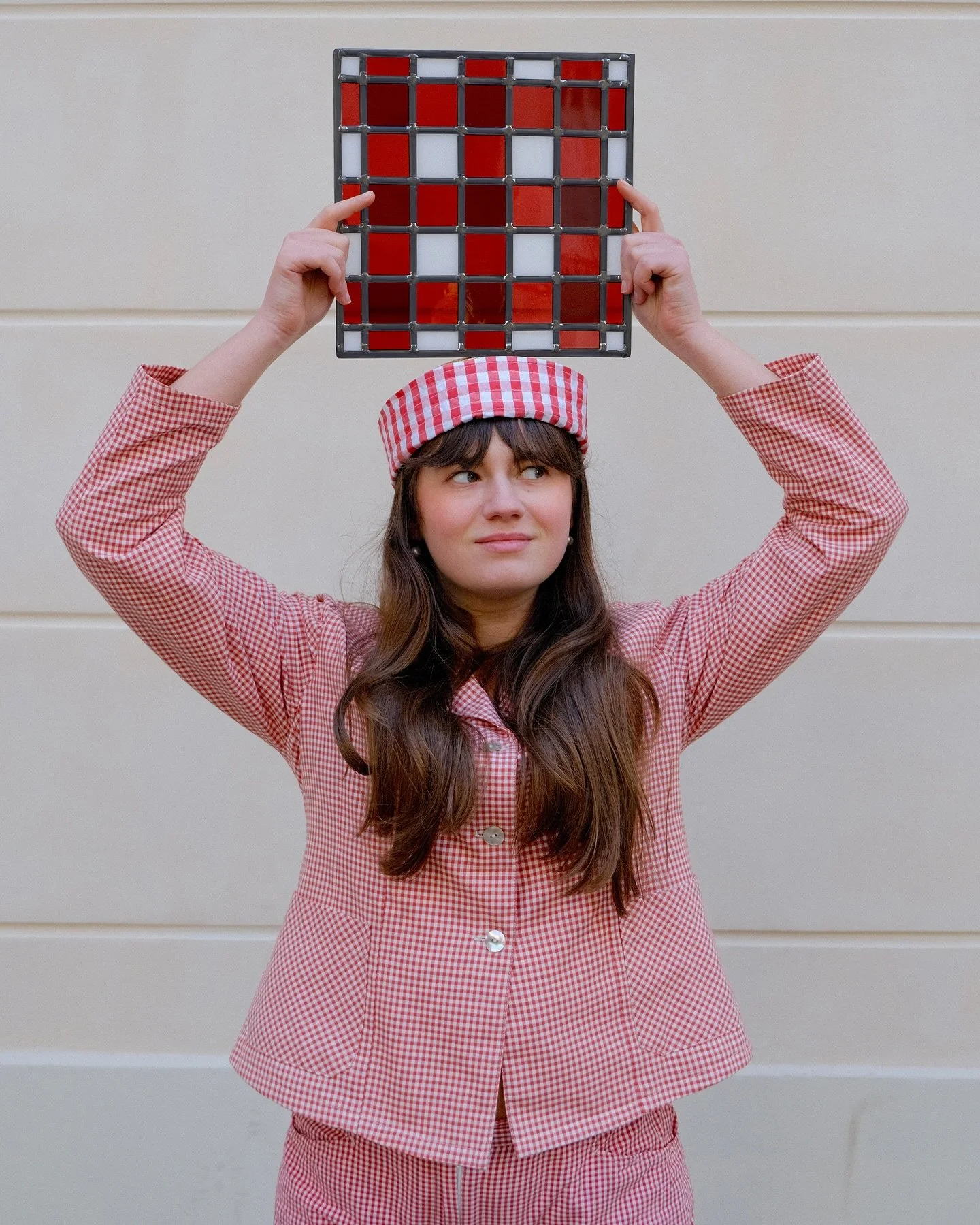 &bull; Le vichy rouge &bull; 🍅
Verre et plomb, technique traditionnelle, 2025

Ce prototype est pour un tr&egrave;s beau projet pour une cuisine que j&rsquo;ai h&acirc;te de r&eacute;aliser ! 

#stainedglass #stainedglassartist #stainedglassart 
#ar