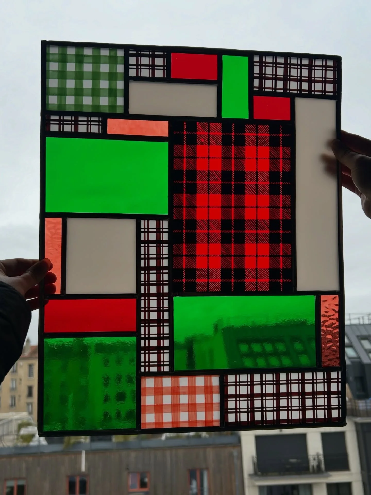 &bull; Le patchwork &bull; 
Grisaille, verre et plomb - technique traditionnelle 🧶

#stainedglass #stainedglassart #vitrail #fabric #contemporyart
