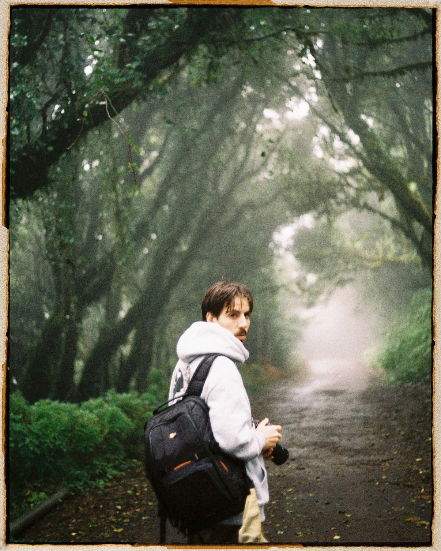 el bosque encantado, el mar y &eacute;l.🤍
