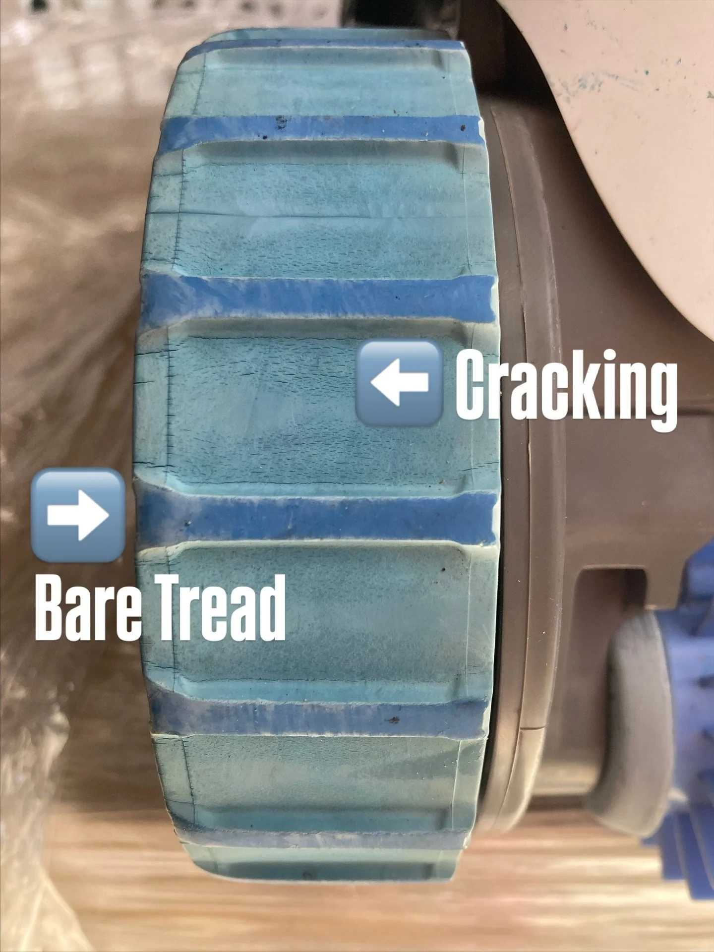 If your robot's tracks are showing signs of wear like cracking, splitting or bare treads, consider getting a new pair! 🛞Over time, exposure to chlorine and other chemicals in the pool can cause tracks to deteriorate. As treads wear away, the robot m