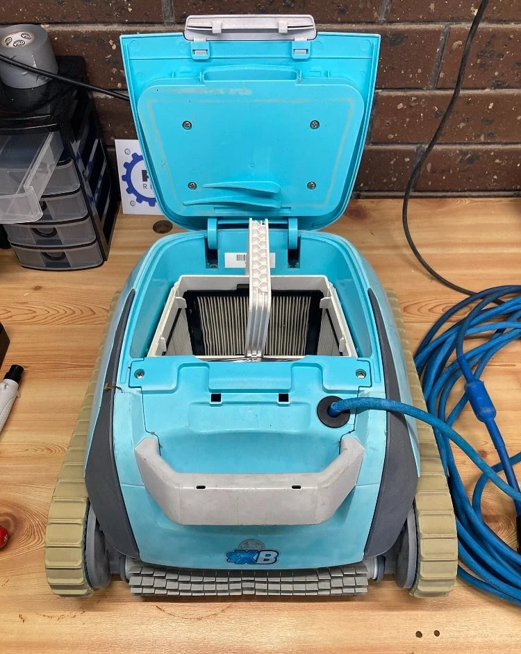 This Kbot was a PRIME example of why it&rsquo;s important to have your robot serviced regularly. 🔧⚙️ What started as a call out for a track not turning (which was a broken gear) turned into finding a motor unit flooded with moisture and corrosion. F