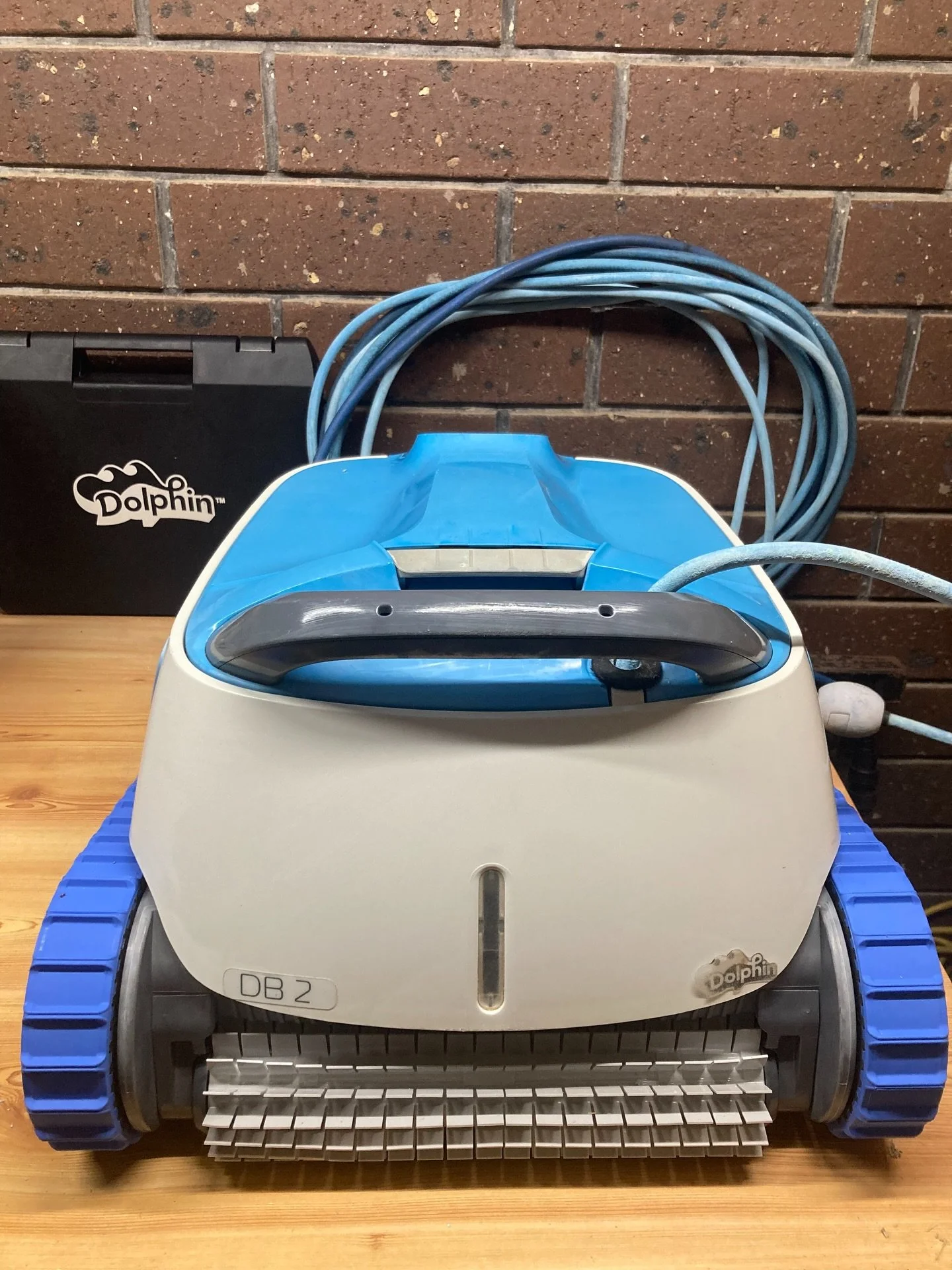 This @maytronics_australia DB2 just got a fresh new set of kicks! 👟 The old tracks had lost all their tread, the wheels were so machined and worn down internally that they were wobbling all over the place and the drive gear had lost quite a bit of t