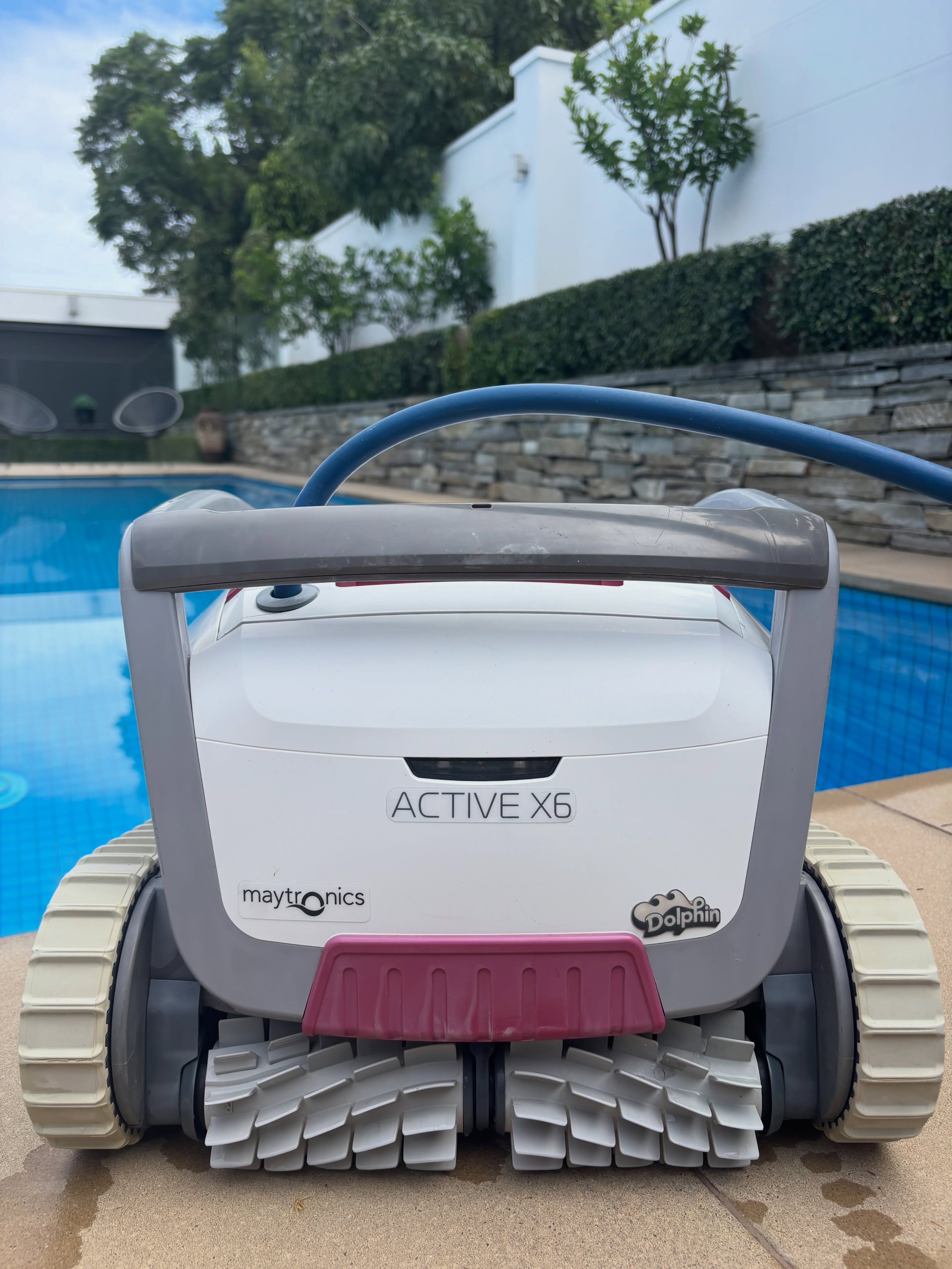 Our clients&rsquo; Dolphin Active X6 returned poolside after some electrical faults needed attention 🫡 

Even though we&rsquo;re now in Winter, most trees have only recently lost or started losing their leaves due to some warmer than average Autumn 