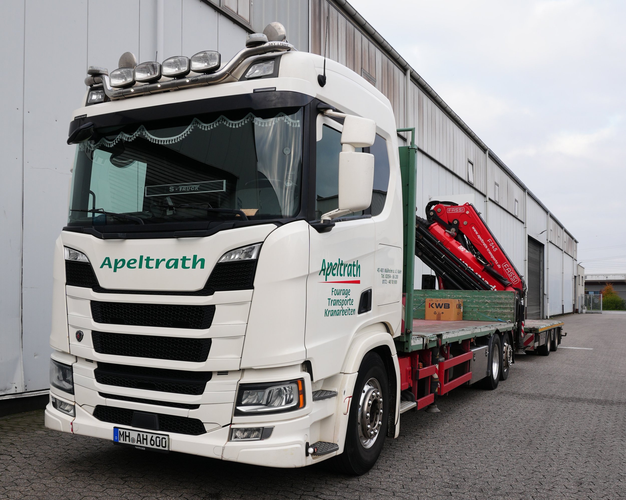 3-Achser mit Heckladekran