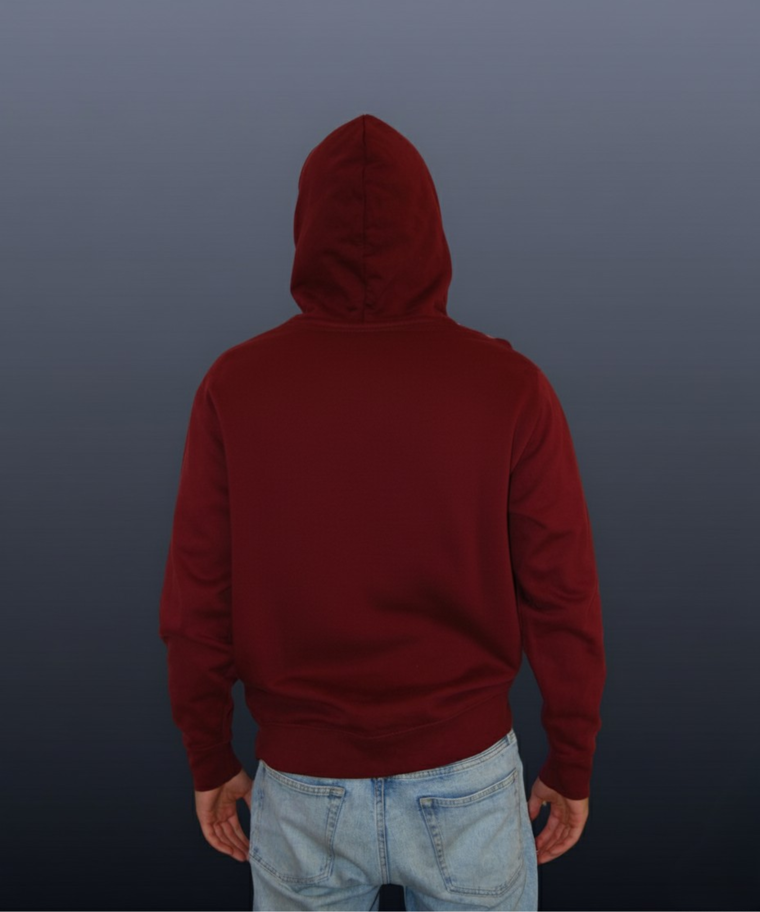 persona con cappuccio rossa vista da dietro, indossa jeans chiari, sfondo blu scuro