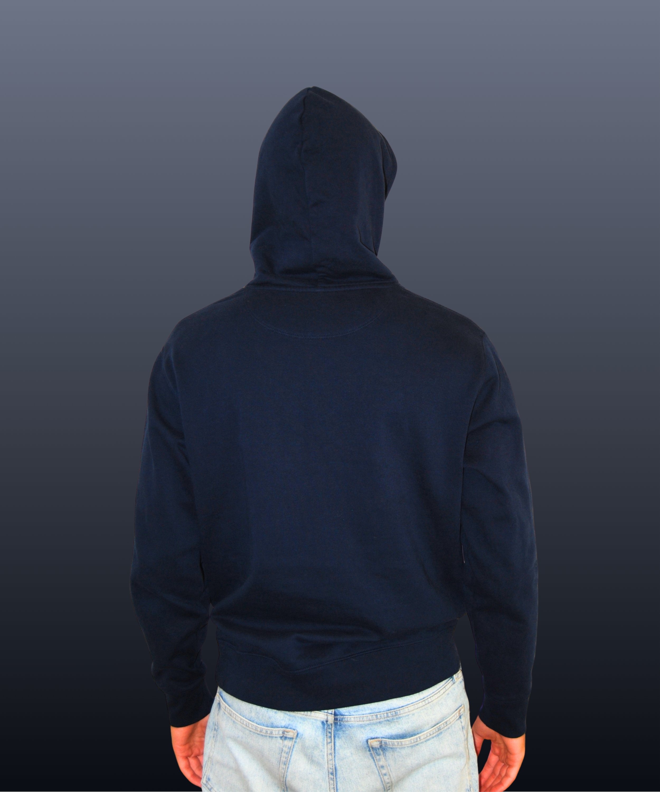 Persona con cappuccio blu che guarda verso l'alto, con sfondo grigio scuro