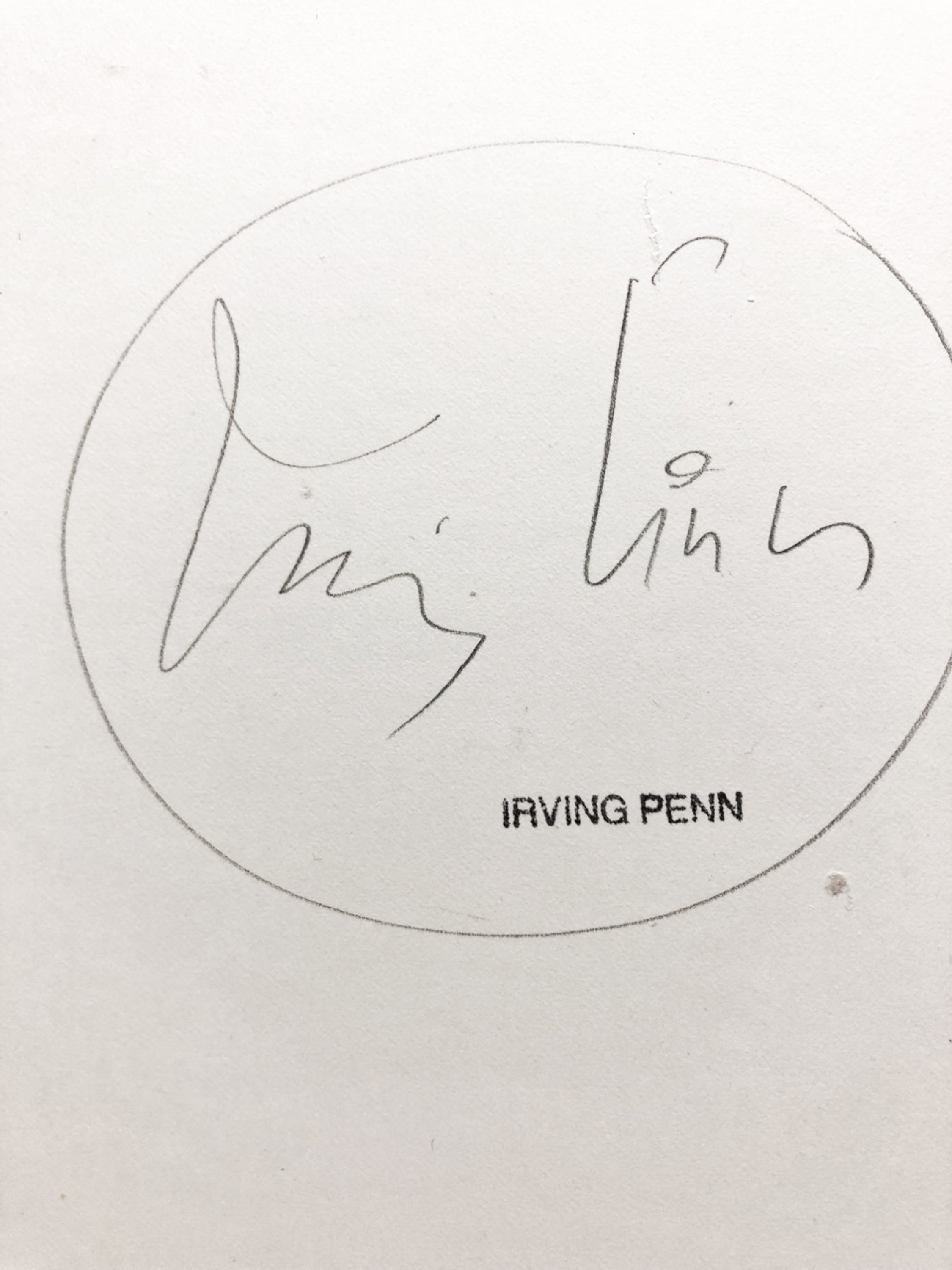 Arkusz białego papieru ukazujący odręczną sygnaturę podpisu "Irving Penn" otoczonego kołem odręcznie narysowanym.