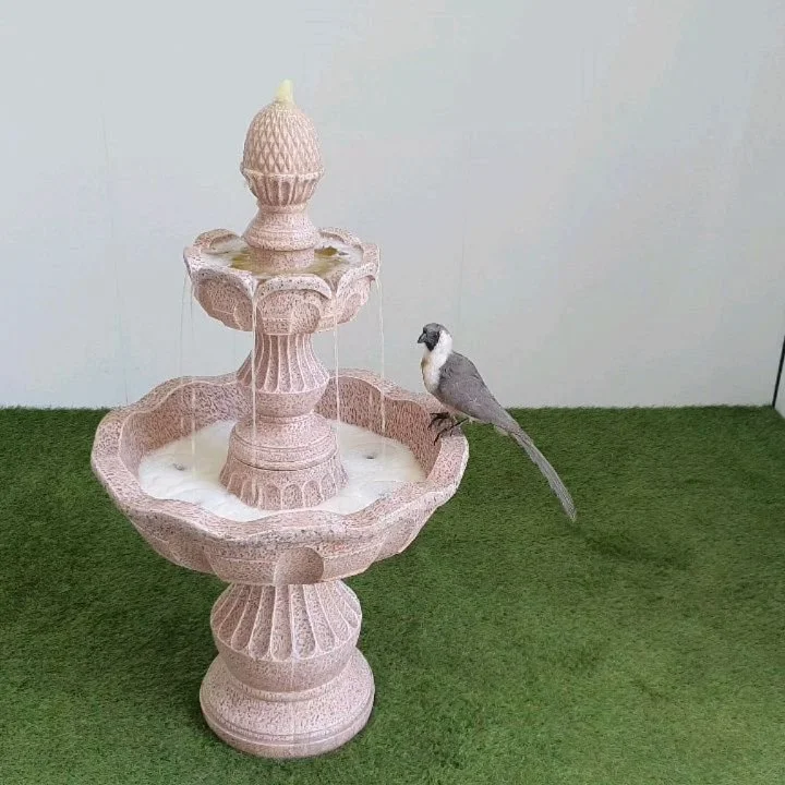 1. Koje Sommersemester 2019
𝗠𝗼𝗯𝗶𝗹𝗲 𝗞𝗼𝗷𝗲
- 𝗙𝗼𝘂𝗻𝘁𝗮𝗶𝗻 𝗼𝗳 𝗬𝗼𝘂𝘁𝗵, Gartenbrunnen, ausgestopfter Nacktkehl-Lärmvogel, Urin 2019
- 𝗝𝗮𝗰𝗸 𝗵𝗶𝗺 𝗼𝗳𝗳, Digitaldruck hinter Acrylglas, Spiegelfolie 2019
- 𝗳𝗗𝗖, Ton, Kurkuma,