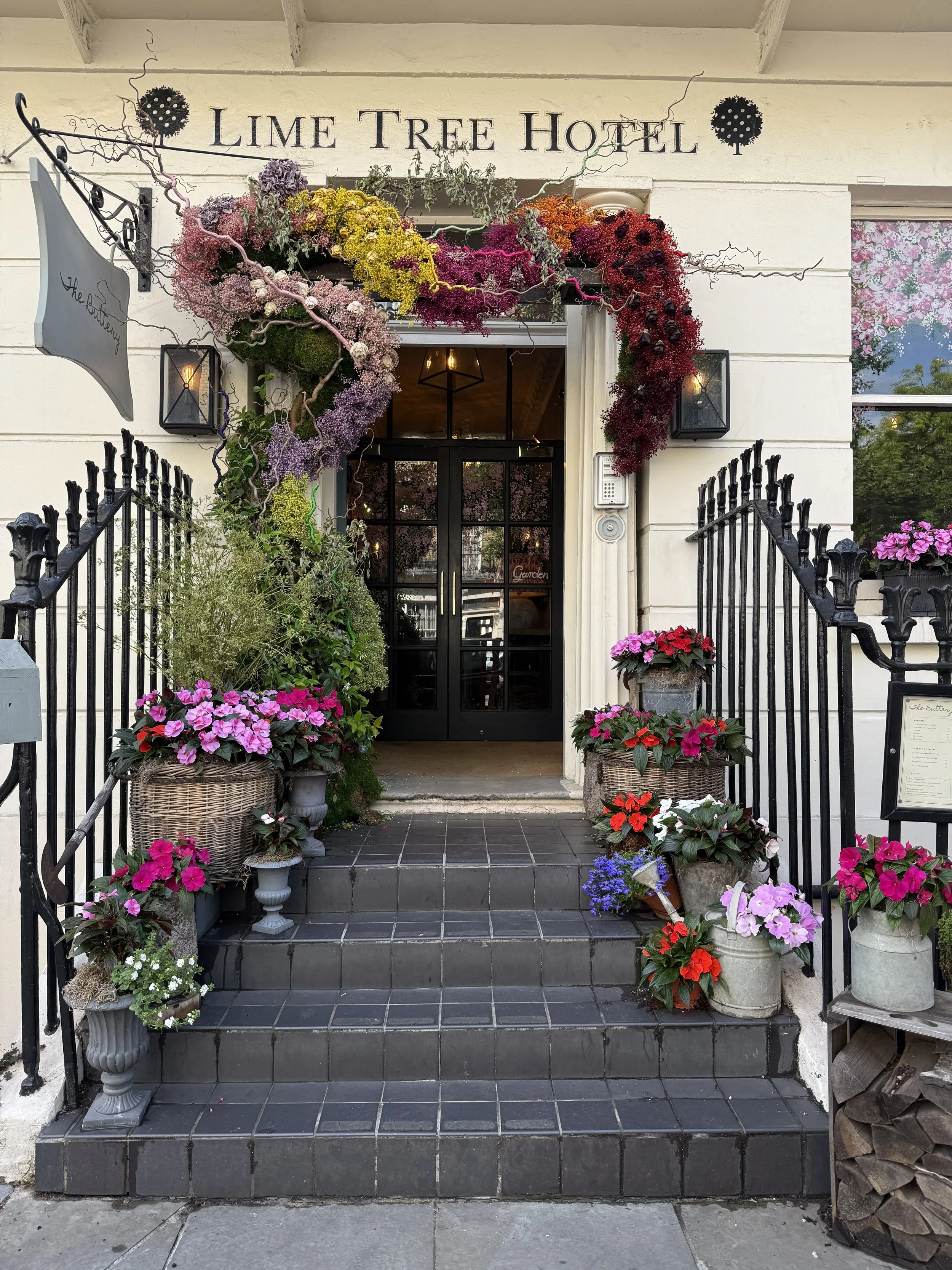 A Guide to London: Cafés, Gardens &amp; Iconic Stops