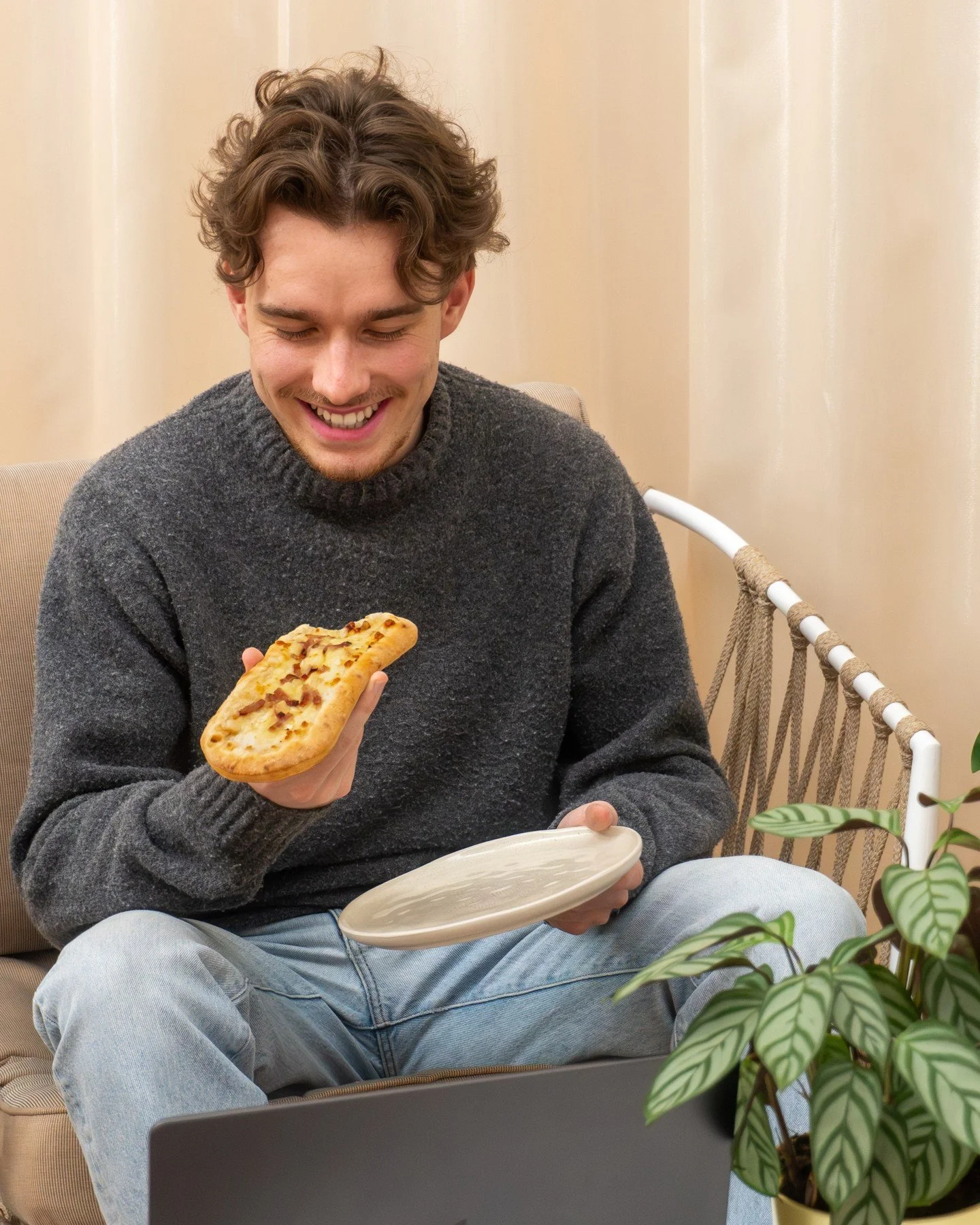 Bonne rentr&eacute;e &agrave; tous 📚✨
Au bureau, on reprend les bonnes habitudes de la pause d&eacute;j&rsquo; avec la d&eacute;gustation d&rsquo;une Pinsa aux lardons My Pie 🍕
#vacances #pausedej #rentree #2026  #gourmandise