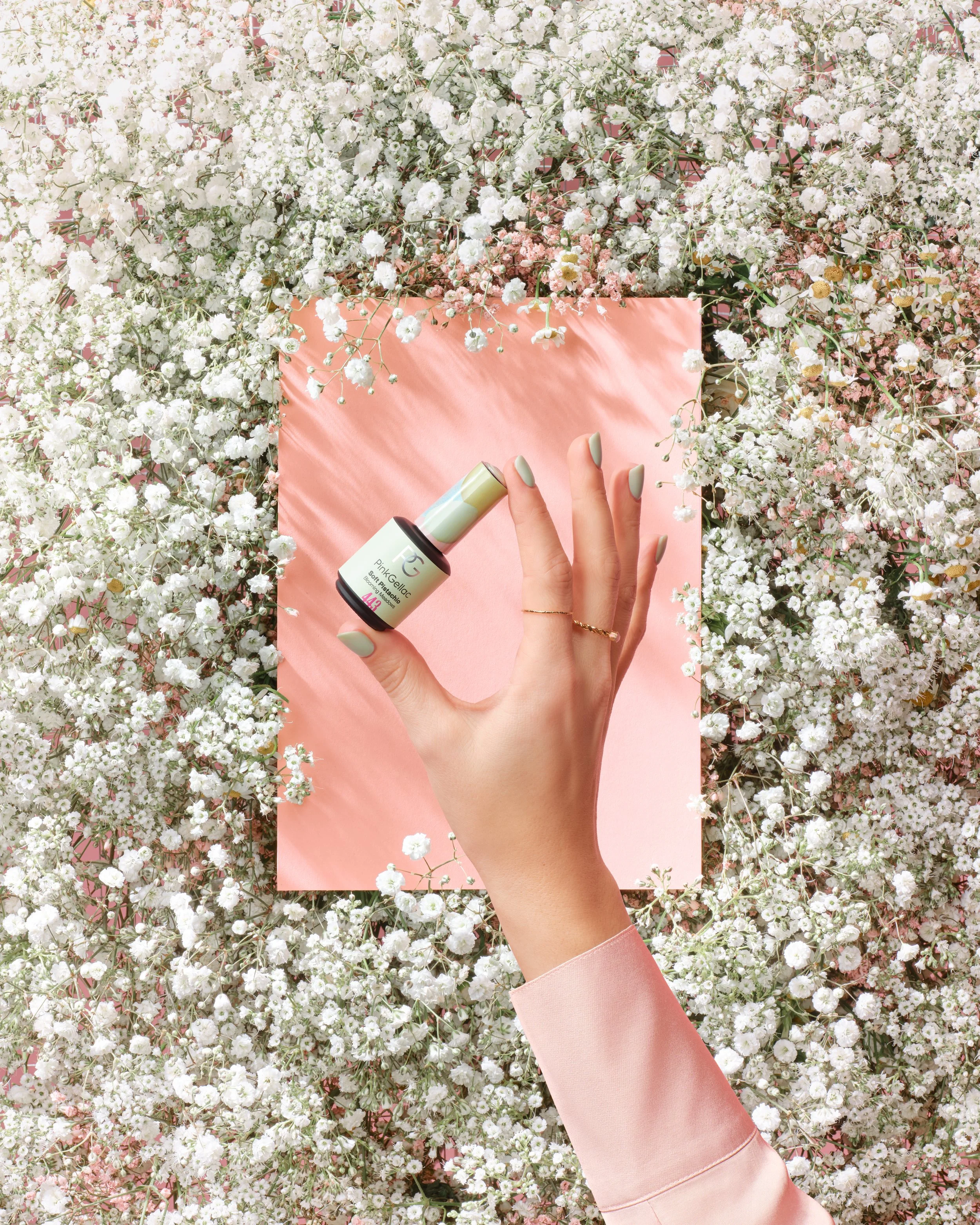 BM_Hand met flesjes_0314_Soft Pistachio.jpg