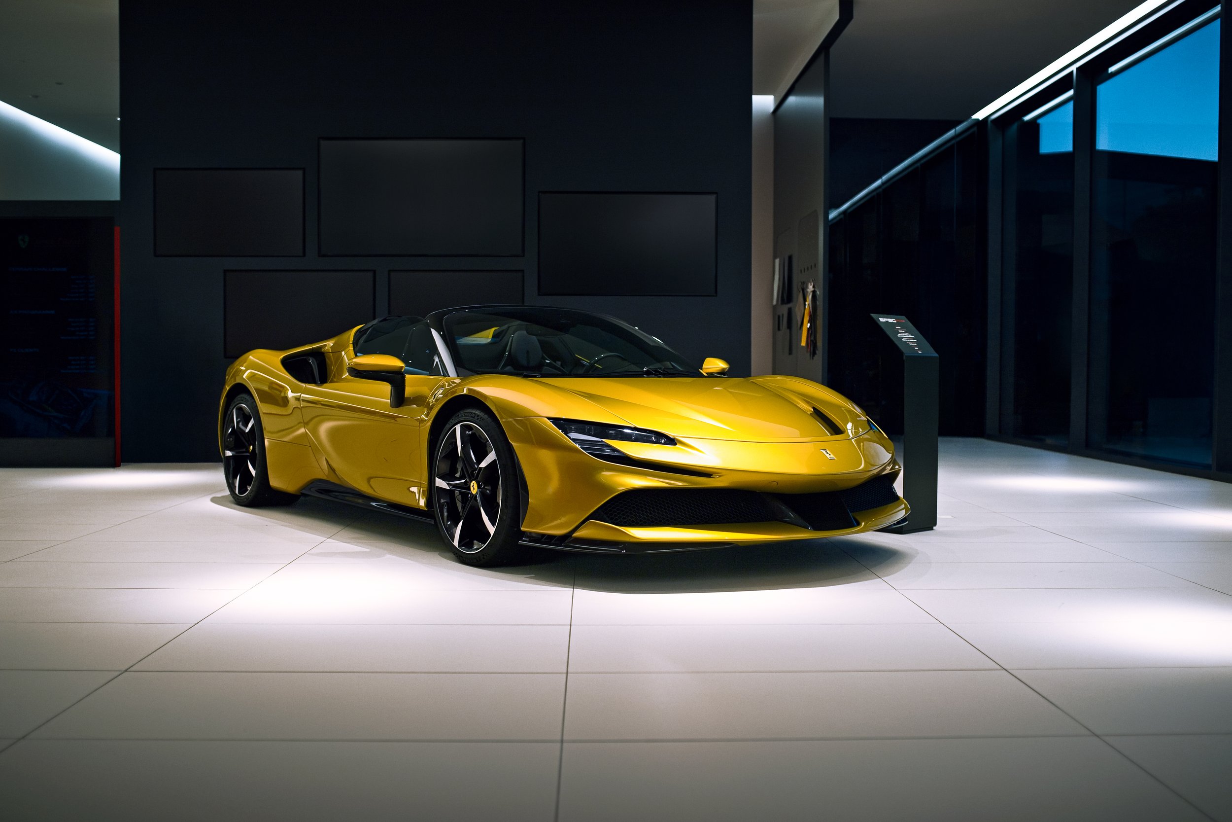 Automotive Visual Strategy Berlin: Ferrari SF90 Spider High-End Fahrzeugpräsentation für exklusive Autohäuser.