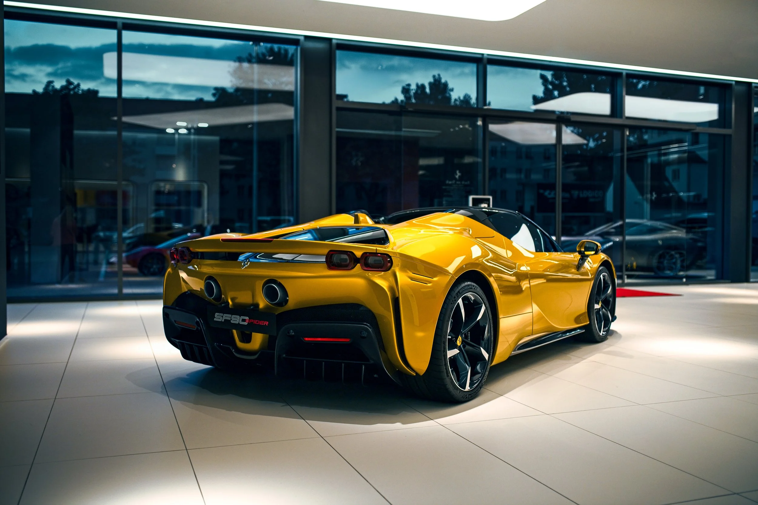 Ferrari SF90 Spider Autohaus Marketing: Dokumentation von Aerodynamik und Design-Exzellenz für Sammler.