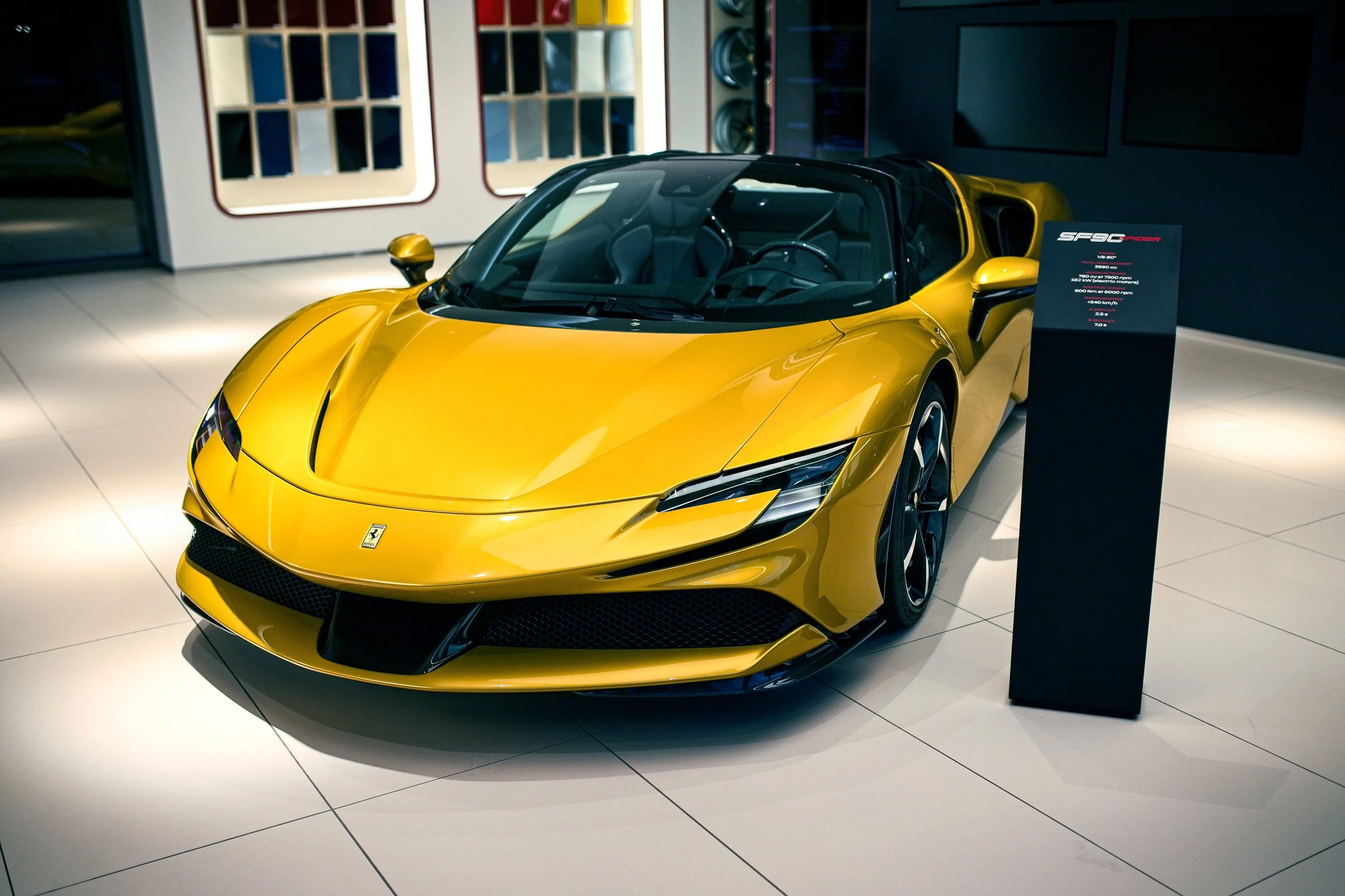 Modern Showroom Photography Berlin: Integration von Luxusfahrzeugen in minimalistische Industrie-Architektur.