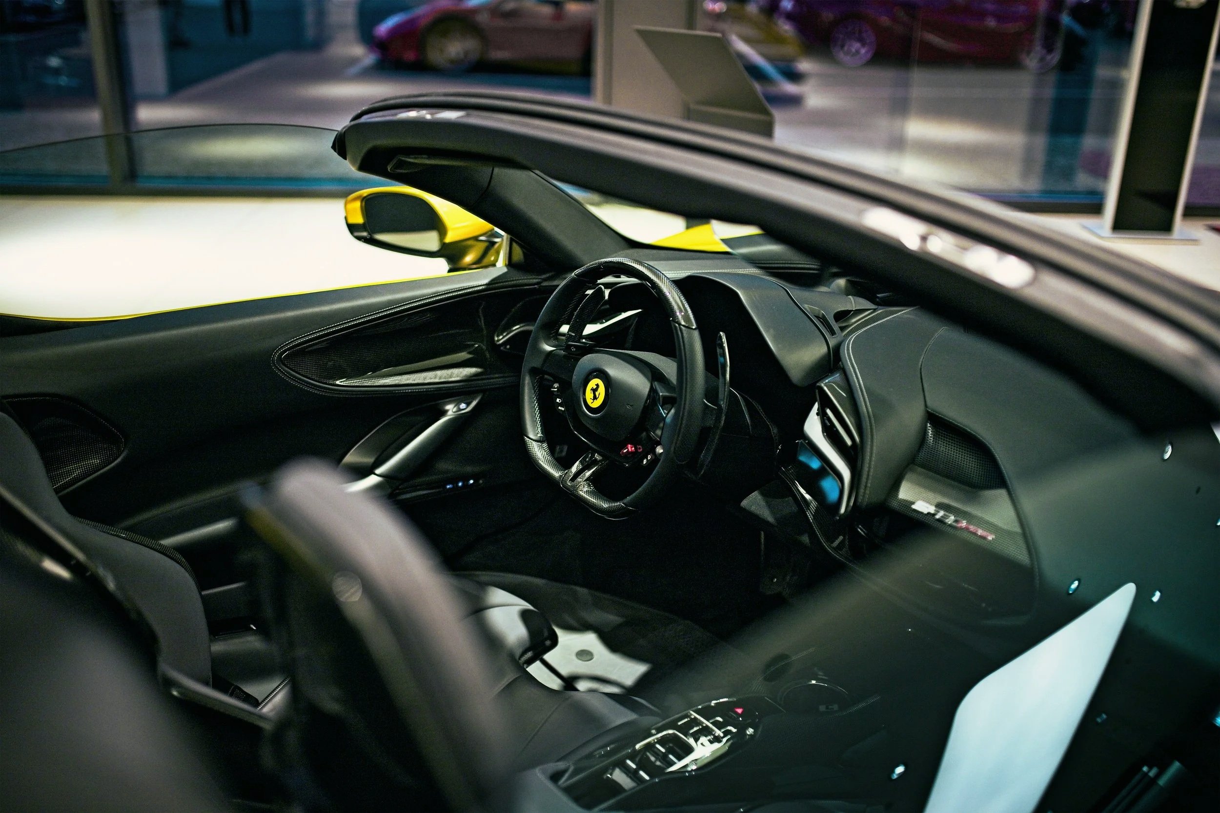 Automotive Craftsmanship Documentation: Makro-Fokus auf Interieur-Veredelung und Handwerkskunst zur Qualitätssicherung.