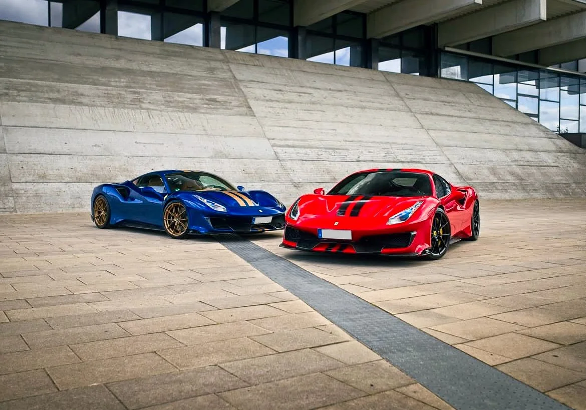 Blu Elettrico and Rosso Corsa double 488 Pista in Potsdam Autofotograf für Händler und Sammler