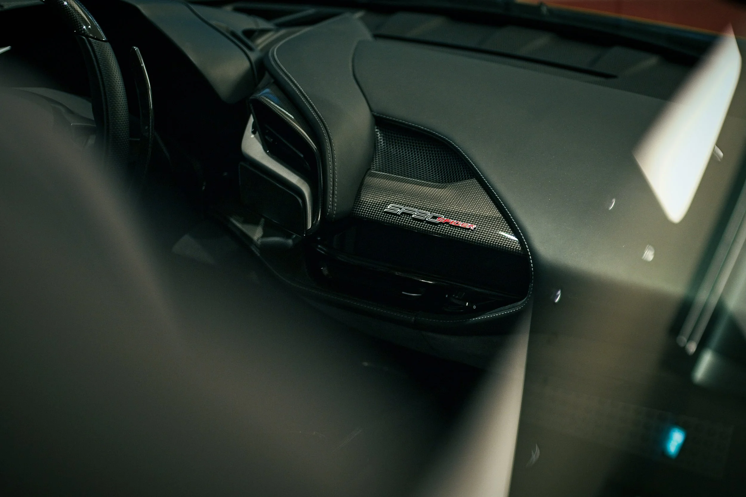 Visual Evidence: Makrofotografie von Carbon-Elementen zur Beweisführung höchster Materialqualität und Fahrzeugzustand.