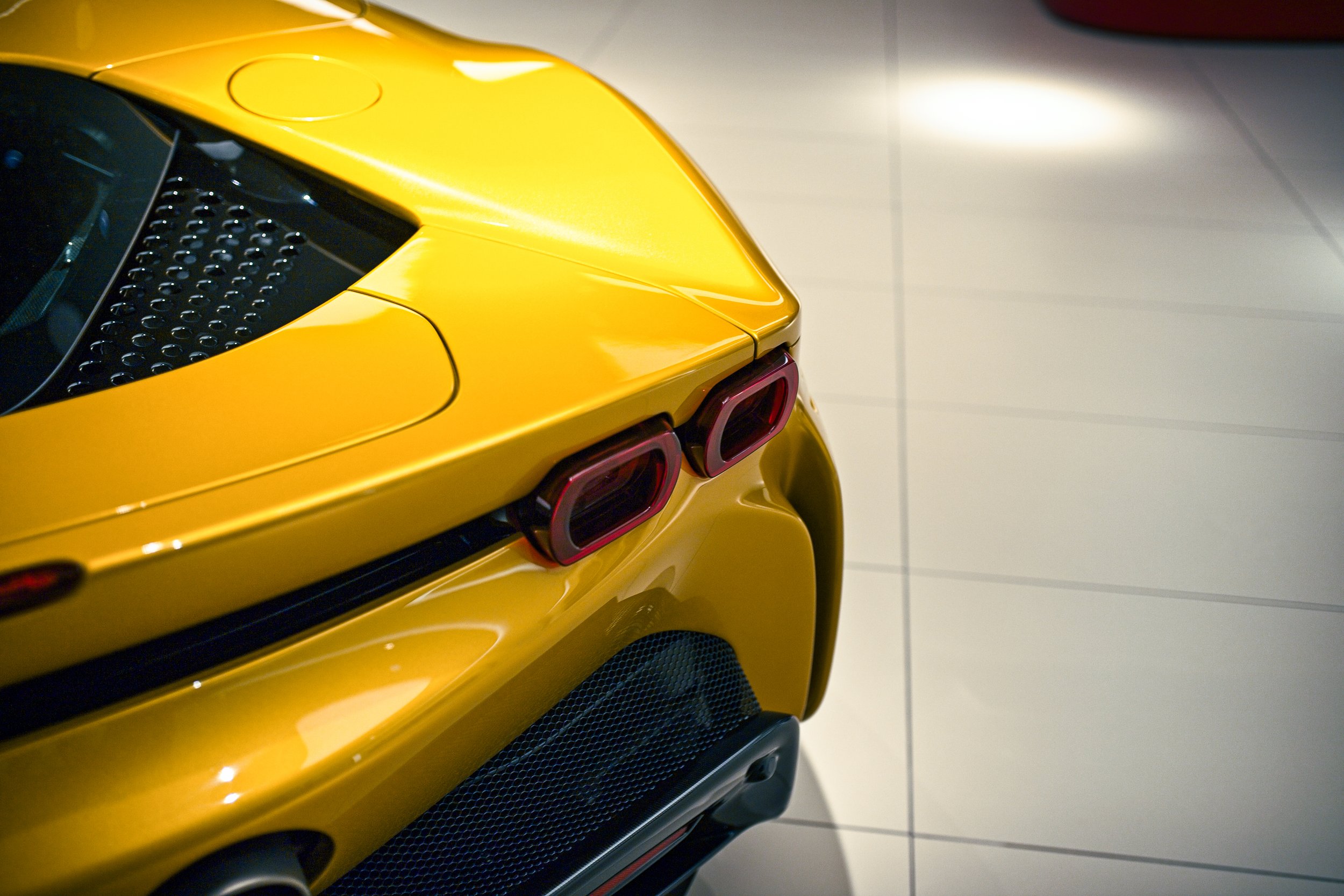 Ferrari SF90 Spider Branding Assets: Detailaufnahmen für High-End Marketing und Branding im Automobilsektor.