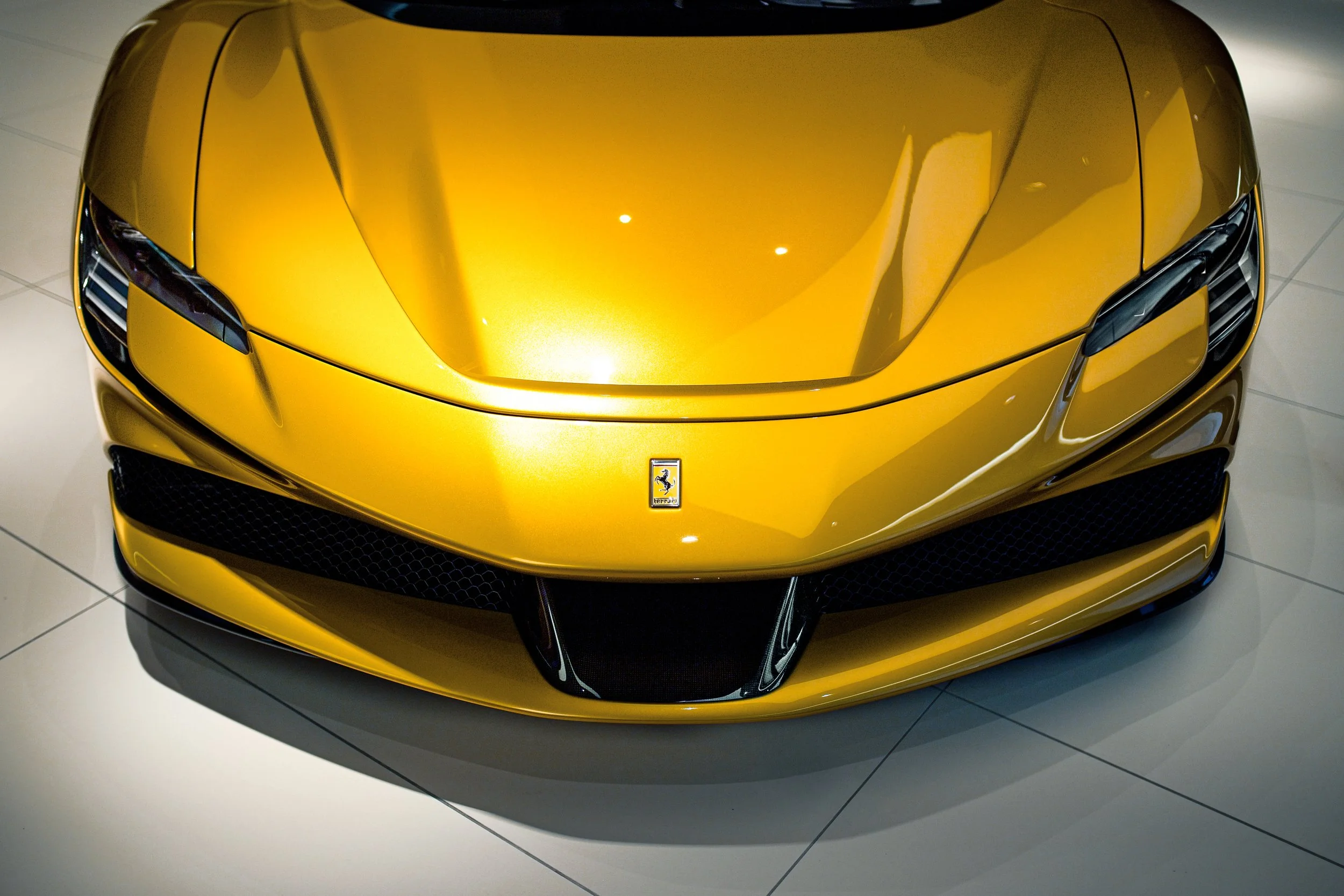 Precision Lighting Automotive: Strategisches Lichtset zur Akzentuierung der SF90 Designsprache für digitale Verkaufskanäle.