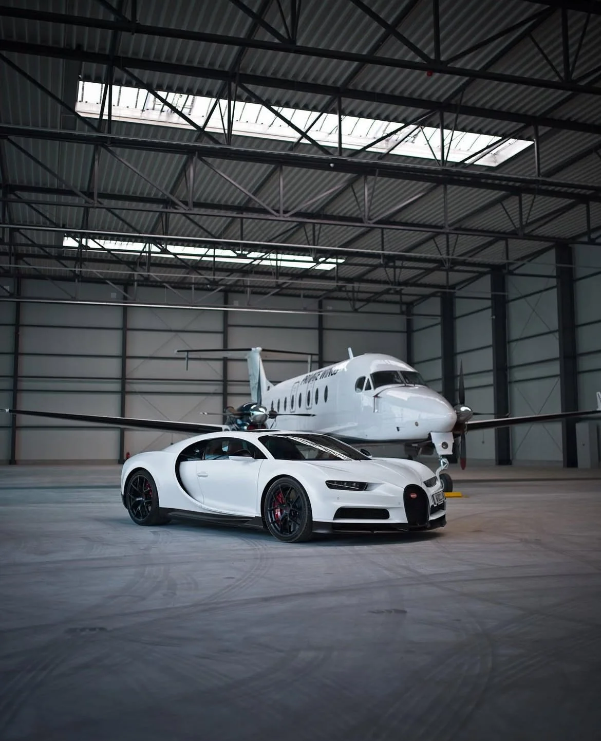 white Bugatti Chiron Sport in private jet hangar Automotive Photographer Berlin Autofotograf Deutschland