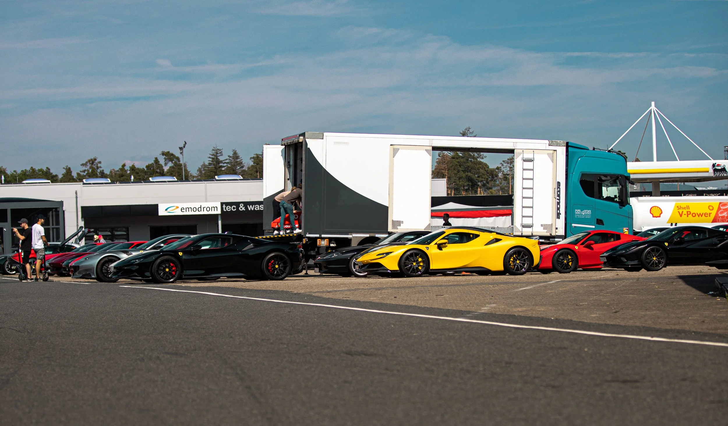 Schwarz Rot Gold Ferrari Lineup Hockenheimring Premium Autofotografie Berlin für Sammler und Händler